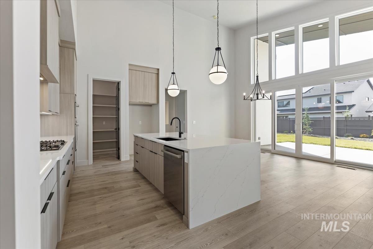 7689 W Lookout View St, Meridian, Idaho 83646, 3 Bedrooms, 2.5 Bathrooms, Residential For Sale, Price $949,900,MLS 98960015