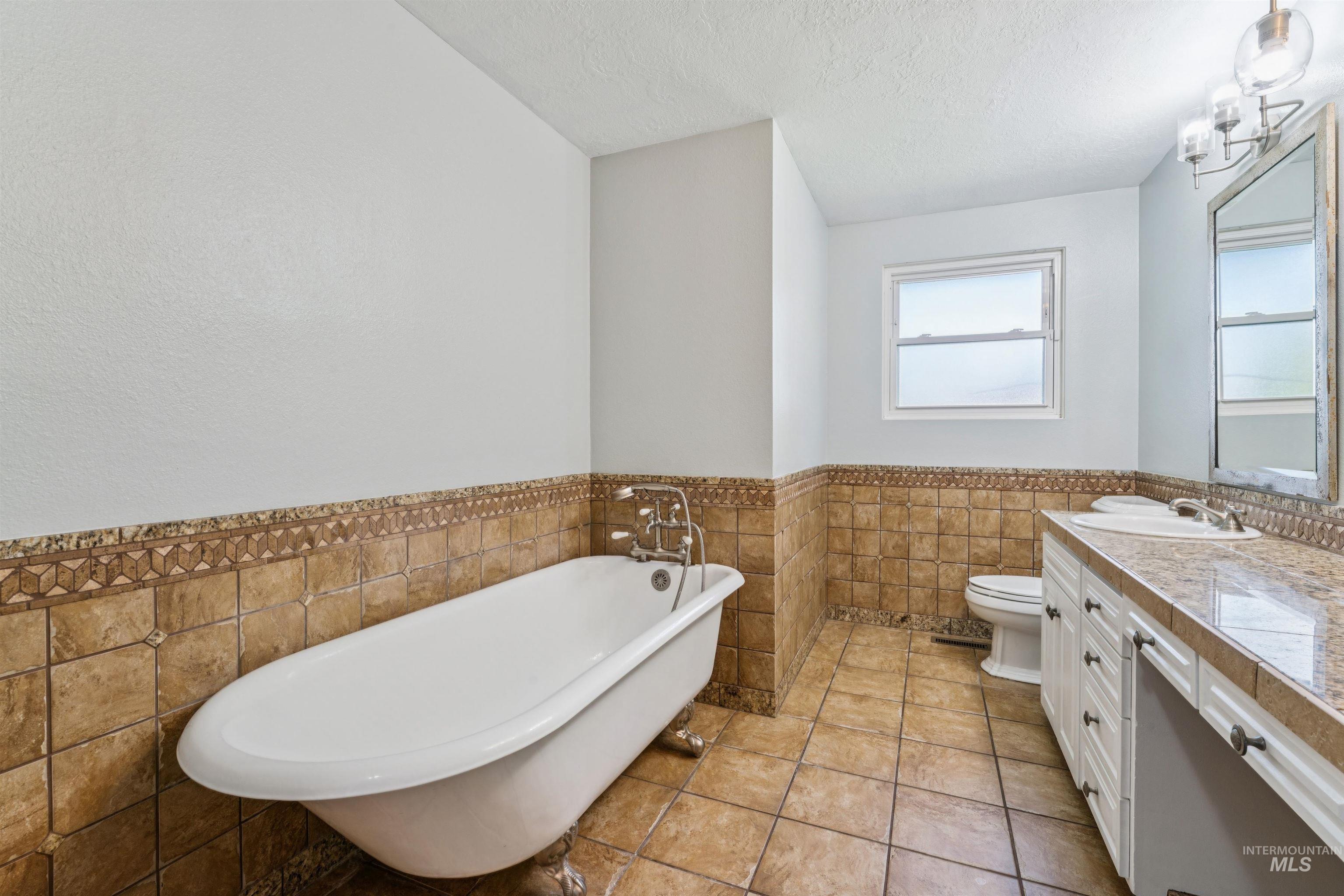 208 S Ravenswood Dr, Meridian, Idaho 83642-6264, 4 Bedrooms, 3 Bathrooms, Residential For Sale, Price $1,124,900,MLS 98960075