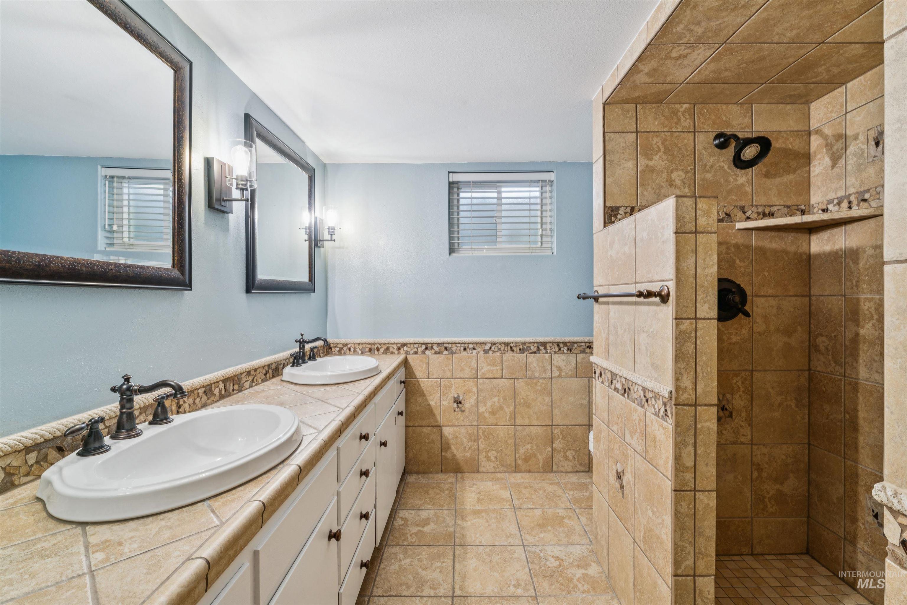 208 S Ravenswood Dr, Meridian, Idaho 83642-6264, 4 Bedrooms, 3 Bathrooms, Residential For Sale, Price $1,124,900,MLS 98960075