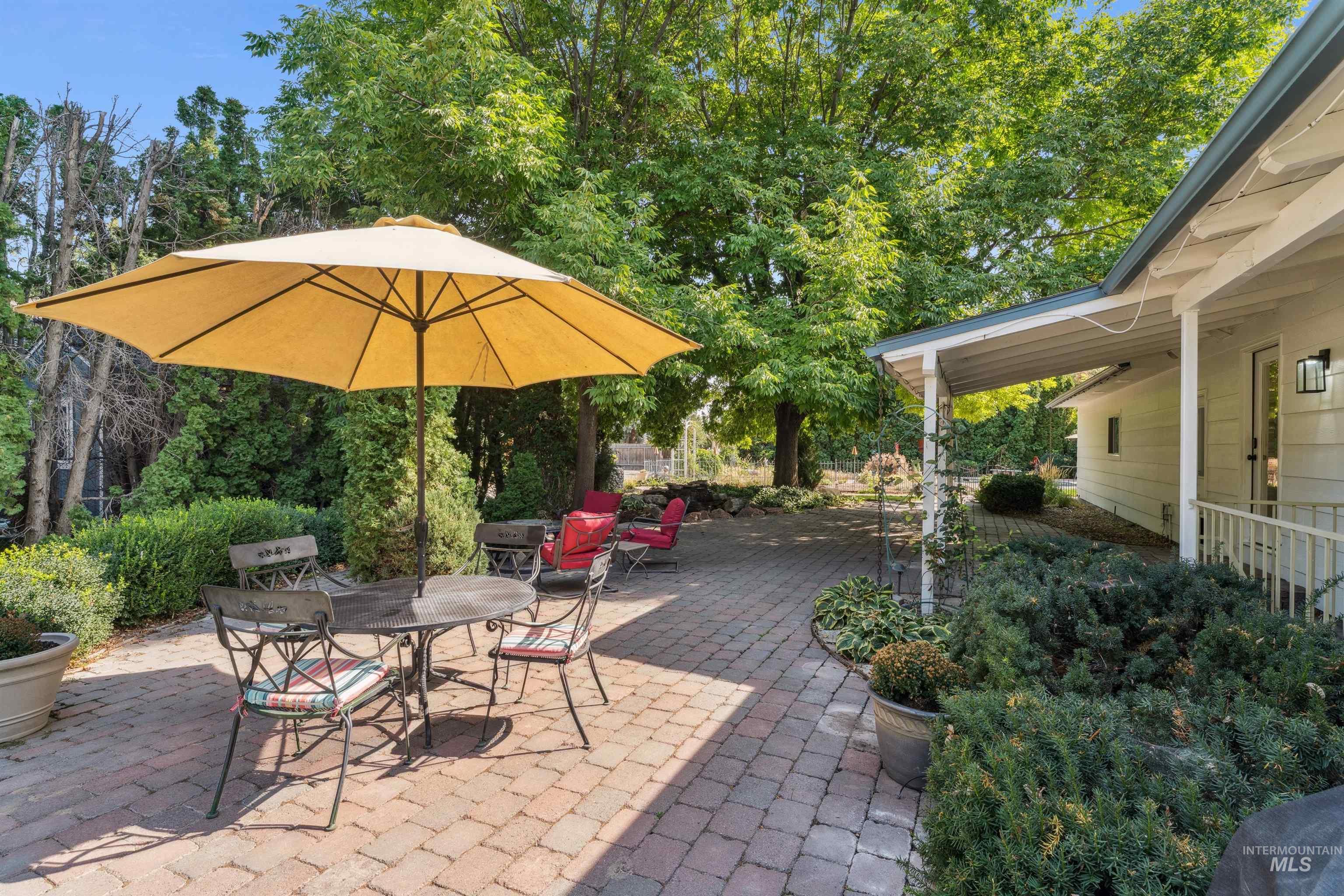 208 S Ravenswood Dr, Meridian, Idaho 83642-6264, 4 Bedrooms, 3 Bathrooms, Residential For Sale, Price $1,124,900,MLS 98960075