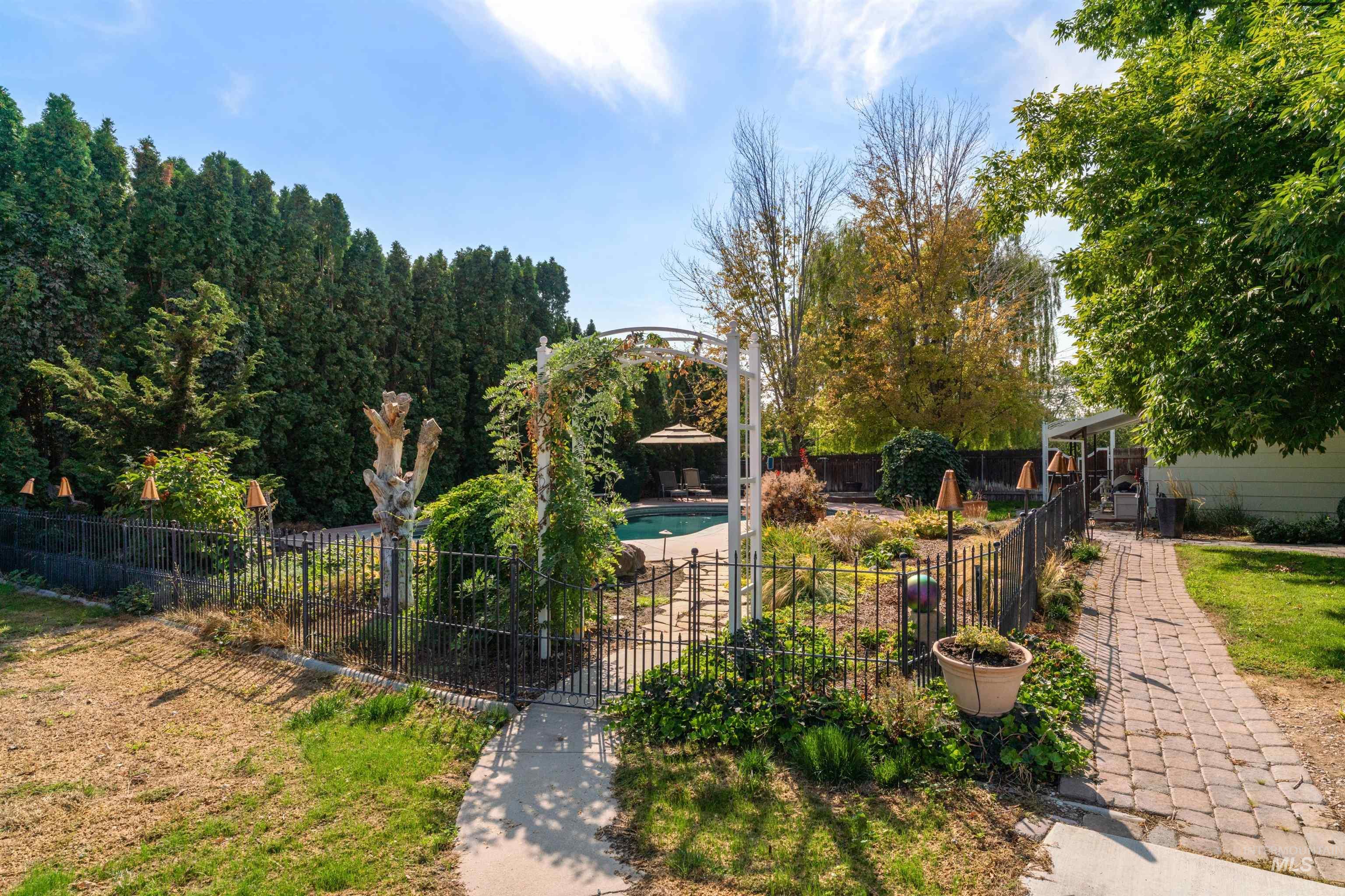 208 S Ravenswood Dr, Meridian, Idaho 83642-6264, 4 Bedrooms, 3 Bathrooms, Residential For Sale, Price $1,124,900,MLS 98960075