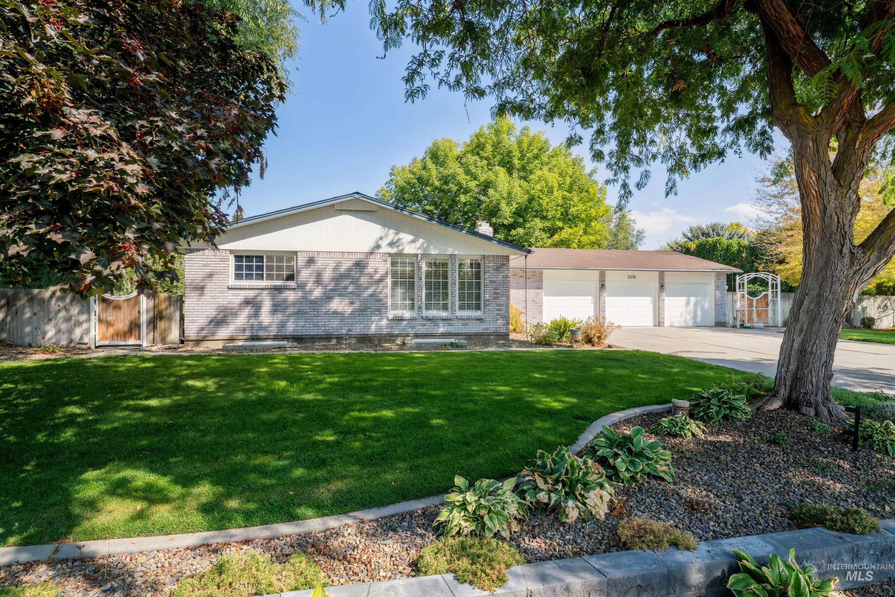 208 S Ravenswood Dr, Meridian, Idaho 83642-6264, 4 Bedrooms, 3 Bathrooms, Residential For Sale, Price $1,124,900,MLS 98960075
