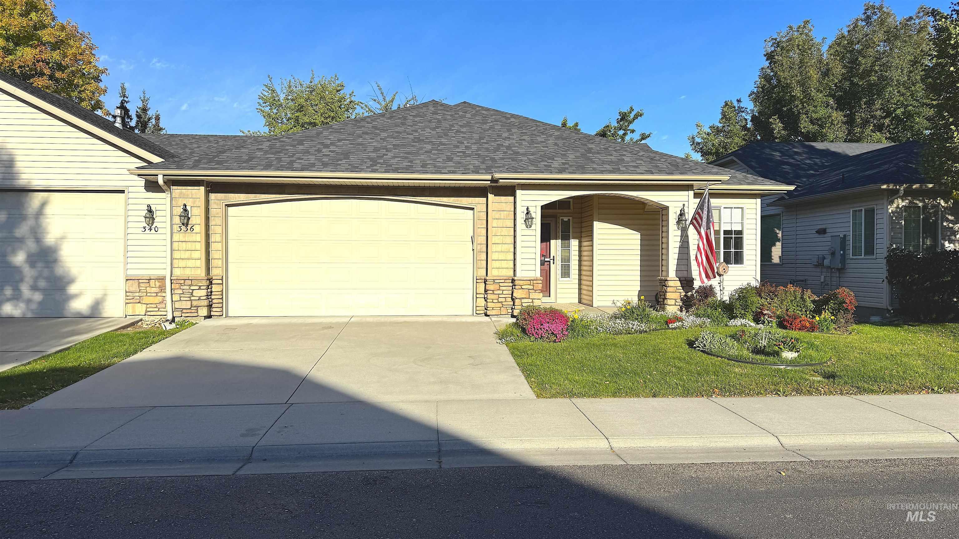 336 S Golden Eagle Lane, Eagle, Idaho 83616, 2 Bedrooms, 2 Bathrooms, Residential For Sale, Price $415,700,MLS 98960203