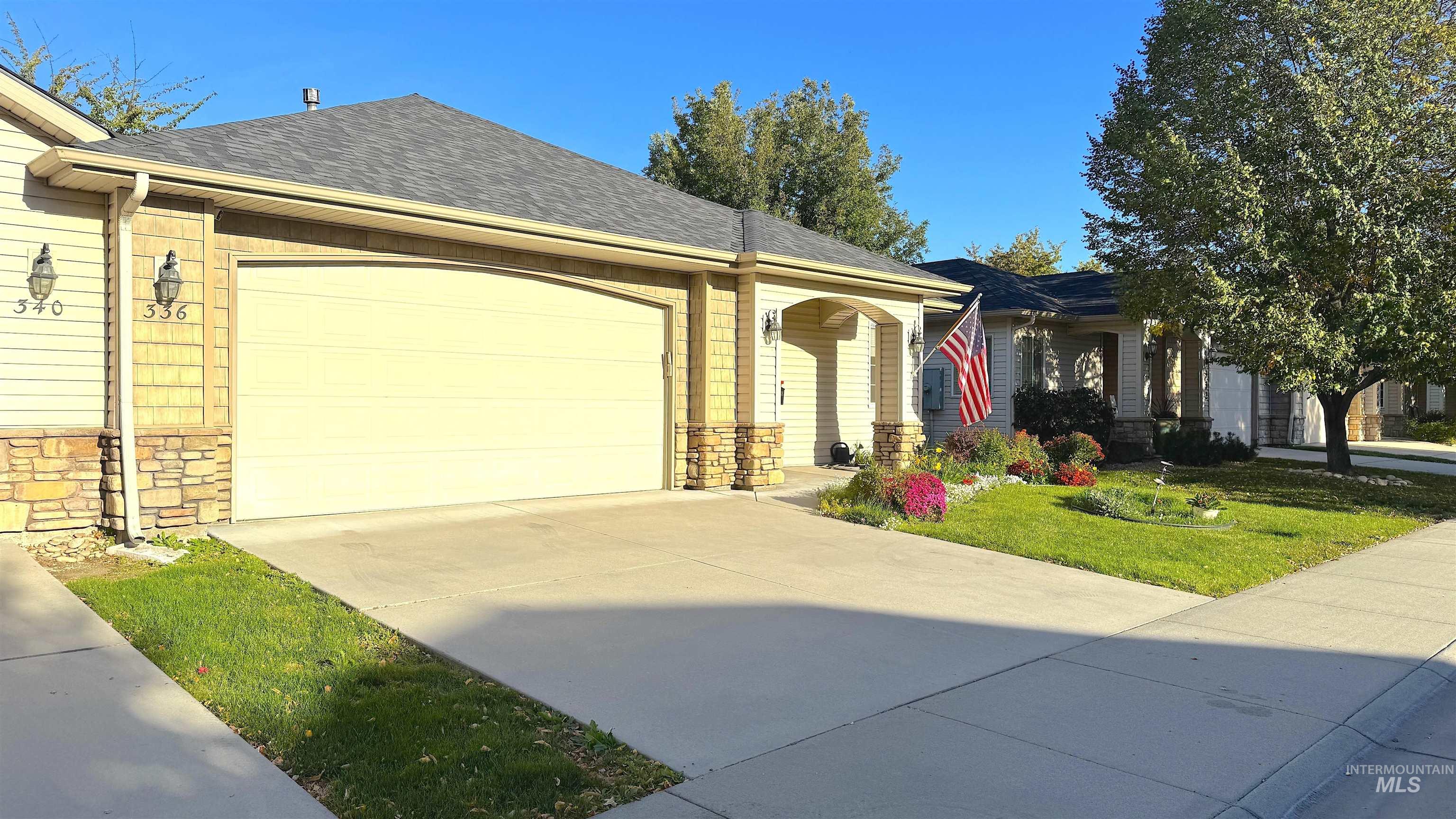 336 S Golden Eagle Lane, Eagle, Idaho 83616, 2 Bedrooms, 2 Bathrooms, Residential For Sale, Price $415,700,MLS 98960203