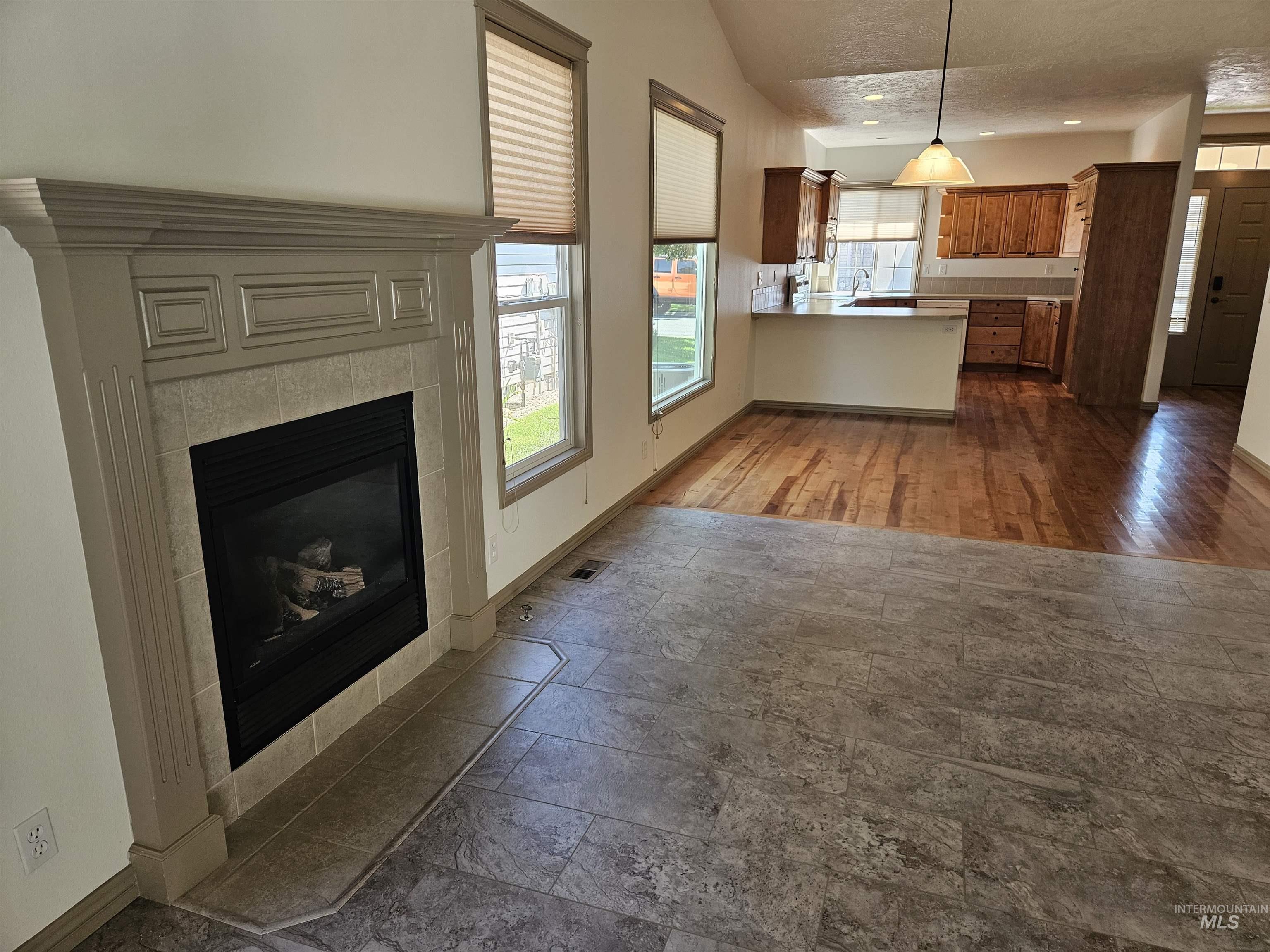 336 S Golden Eagle Lane, Eagle, Idaho 83616, 2 Bedrooms, 2 Bathrooms, Residential For Sale, Price $415,700,MLS 98960203