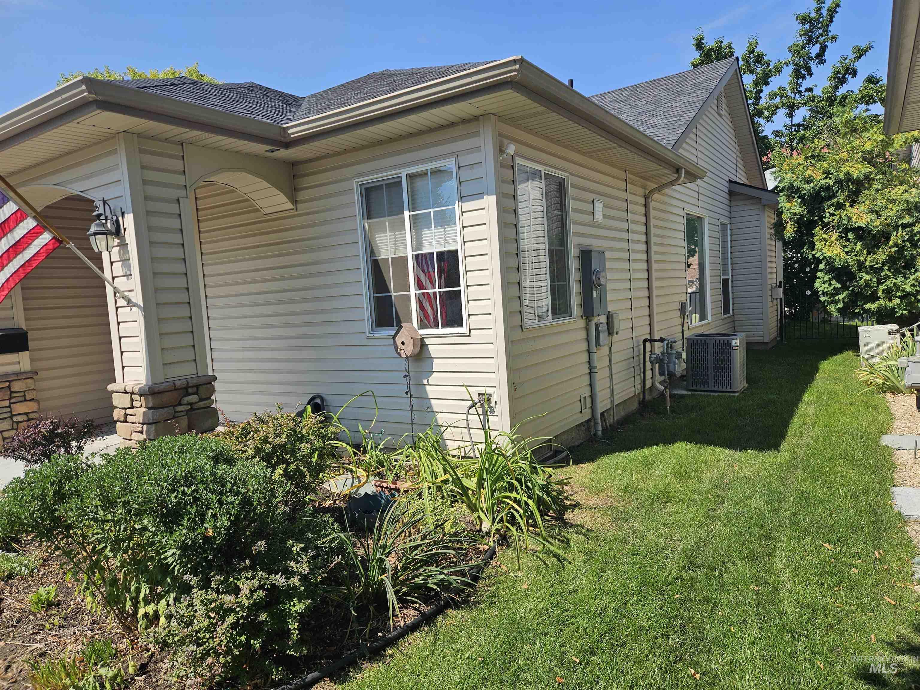 336 S Golden Eagle Lane, Eagle, Idaho 83616, 2 Bedrooms, 2 Bathrooms, Residential For Sale, Price $415,700,MLS 98960203