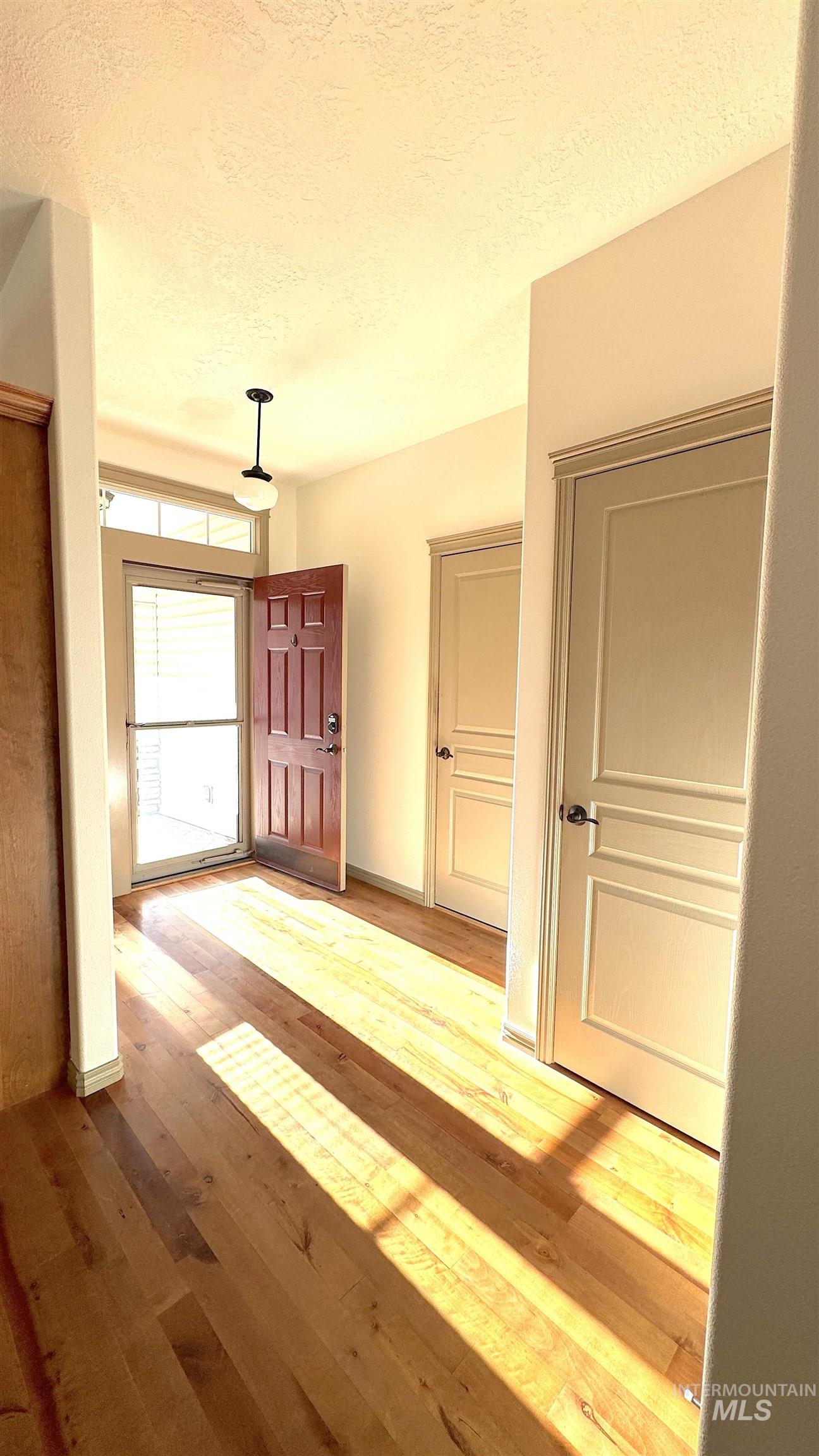 336 S Golden Eagle Lane, Eagle, Idaho 83616, 2 Bedrooms, 2 Bathrooms, Residential For Sale, Price $415,700,MLS 98960203