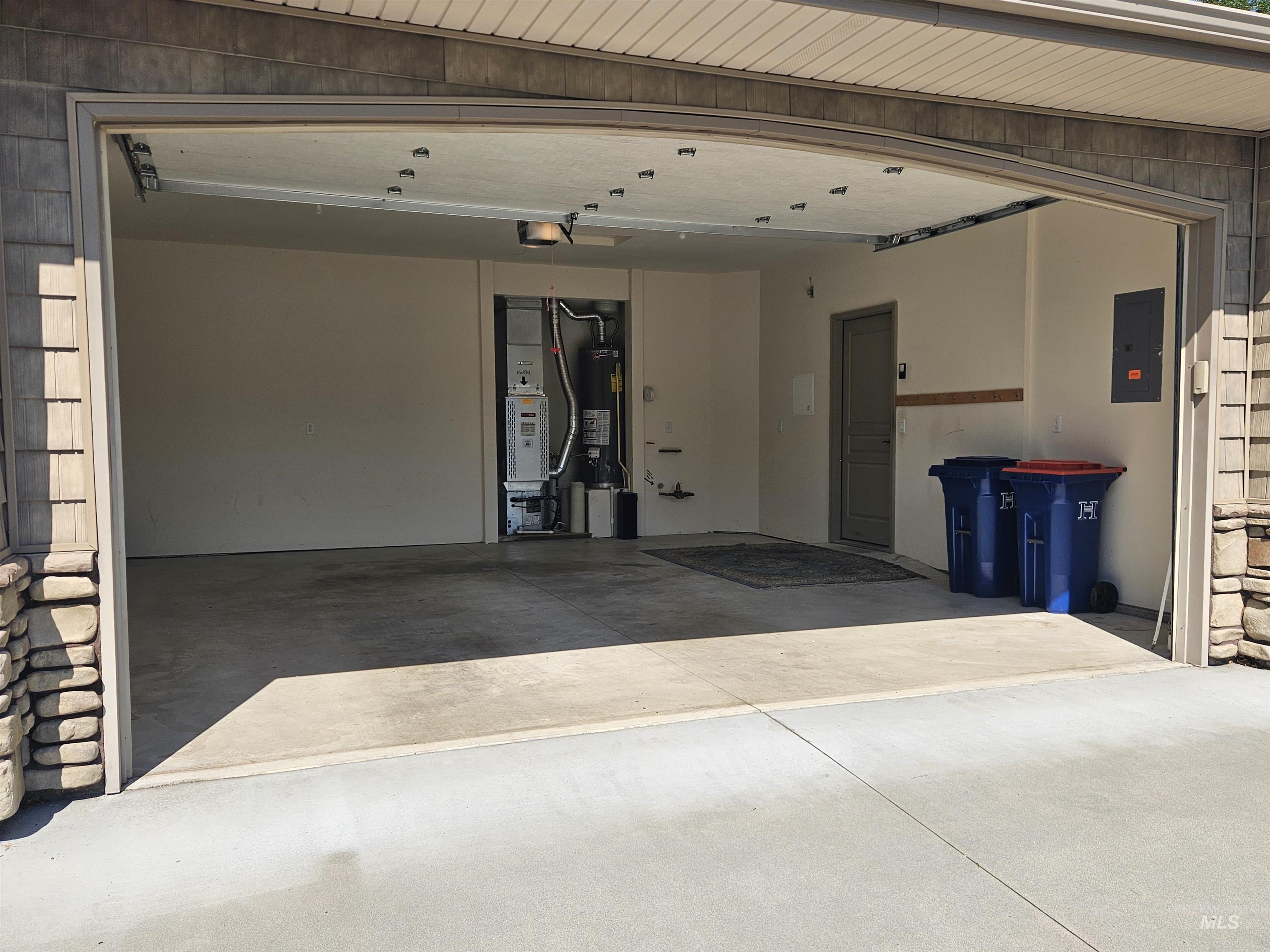 336 S Golden Eagle Lane, Eagle, Idaho 83616, 2 Bedrooms, 2 Bathrooms, Residential For Sale, Price $415,700,MLS 98960203