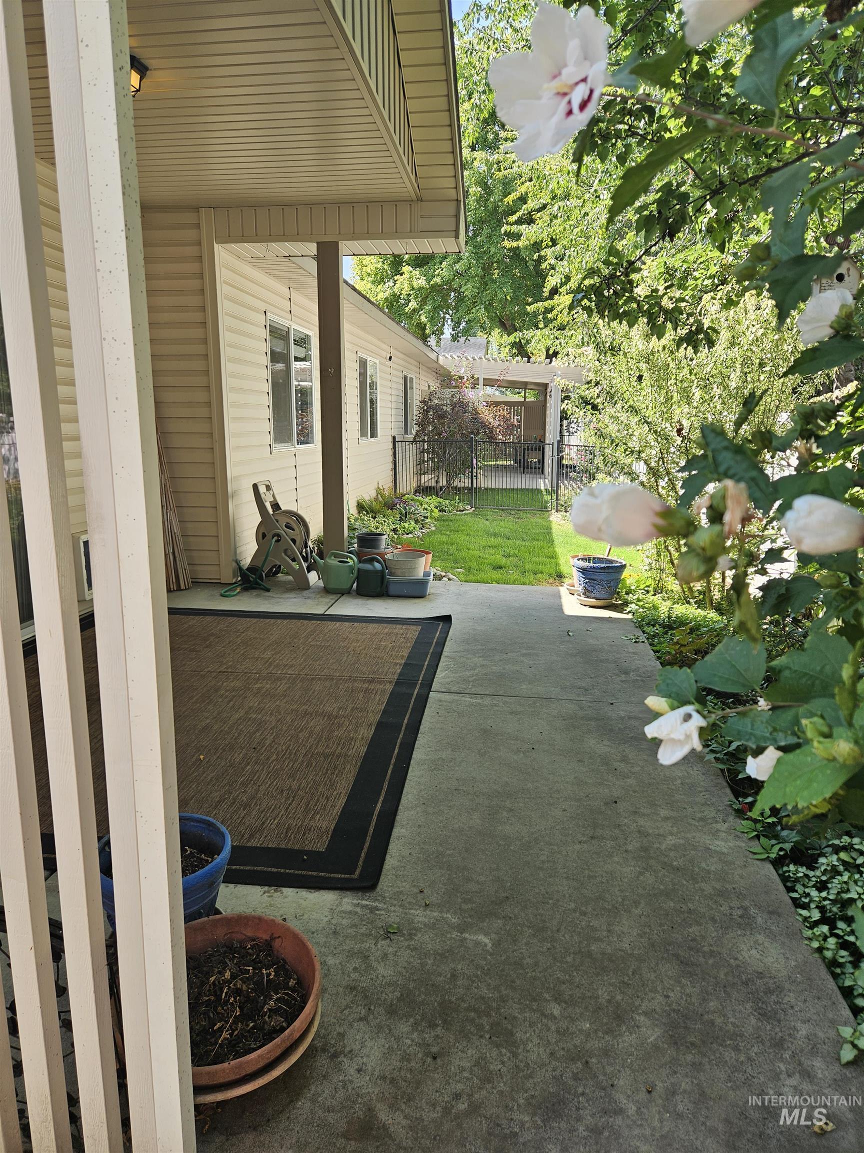 336 S Golden Eagle Lane, Eagle, Idaho 83616, 2 Bedrooms, 2 Bathrooms, Residential For Sale, Price $415,700,MLS 98960203