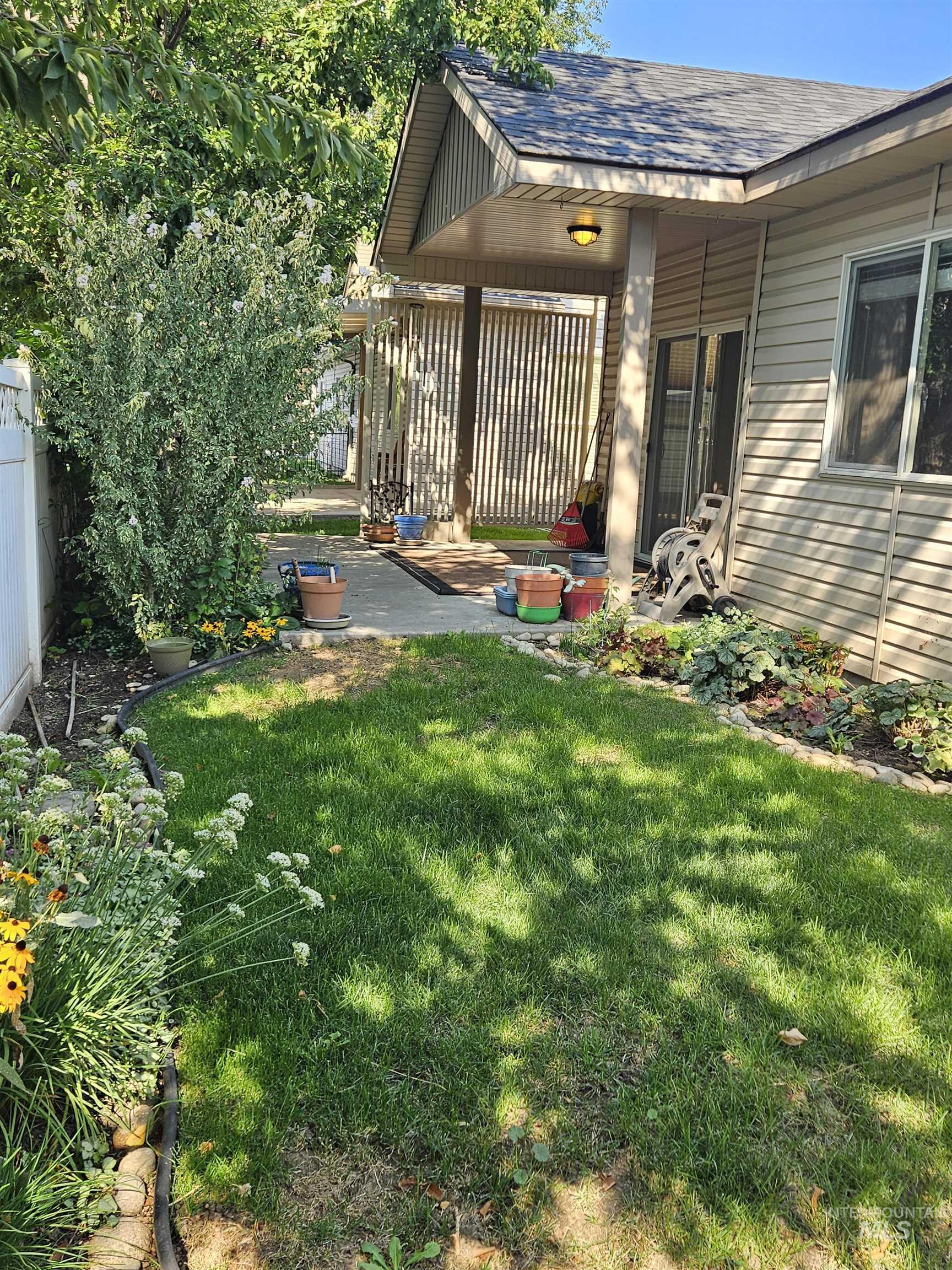 336 S Golden Eagle Lane, Eagle, Idaho 83616, 2 Bedrooms, 2 Bathrooms, Residential For Sale, Price $415,700,MLS 98960203