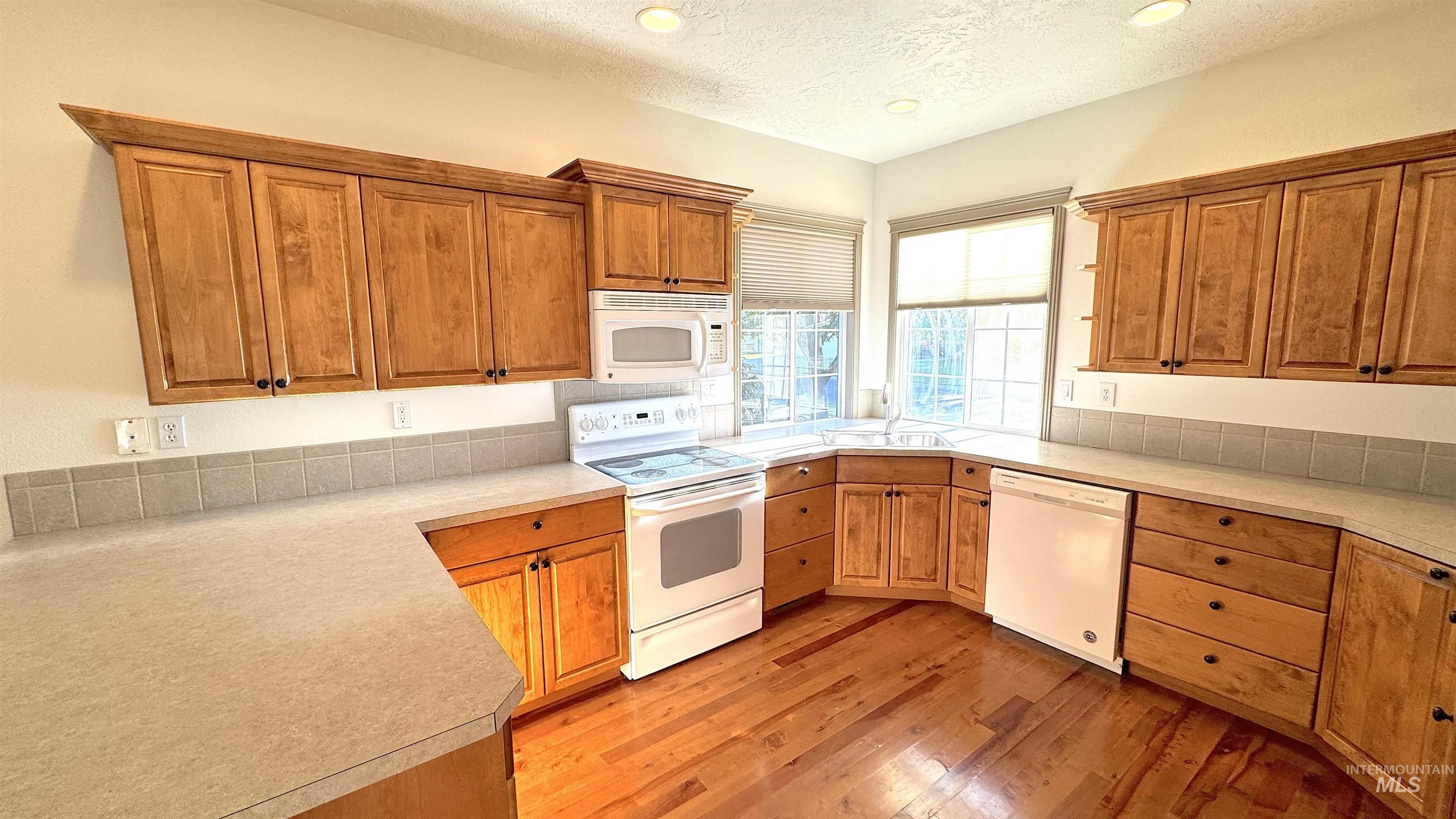 336 S Golden Eagle Lane, Eagle, Idaho 83616, 2 Bedrooms, 2 Bathrooms, Residential For Sale, Price $415,700,MLS 98960203