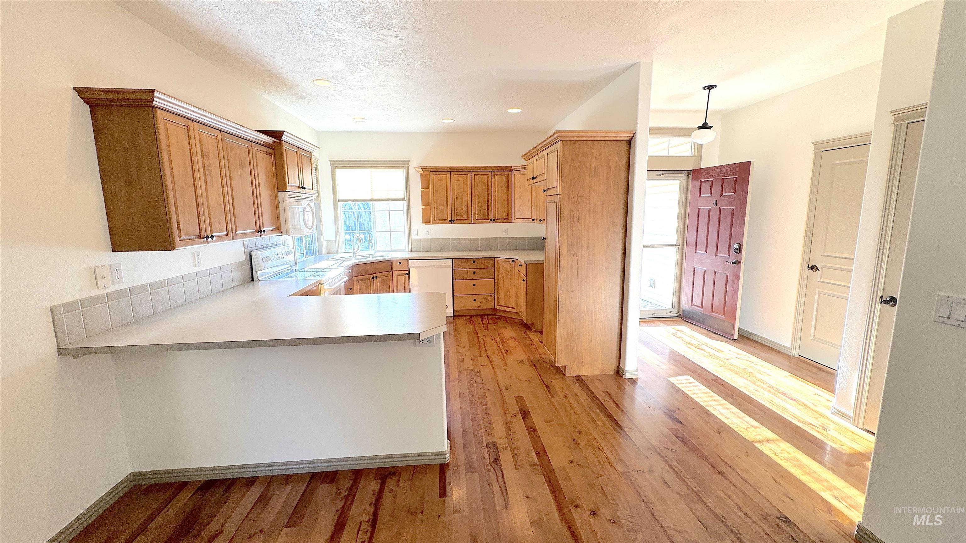 336 S Golden Eagle Lane, Eagle, Idaho 83616, 2 Bedrooms, 2 Bathrooms, Residential For Sale, Price $415,700,MLS 98960203