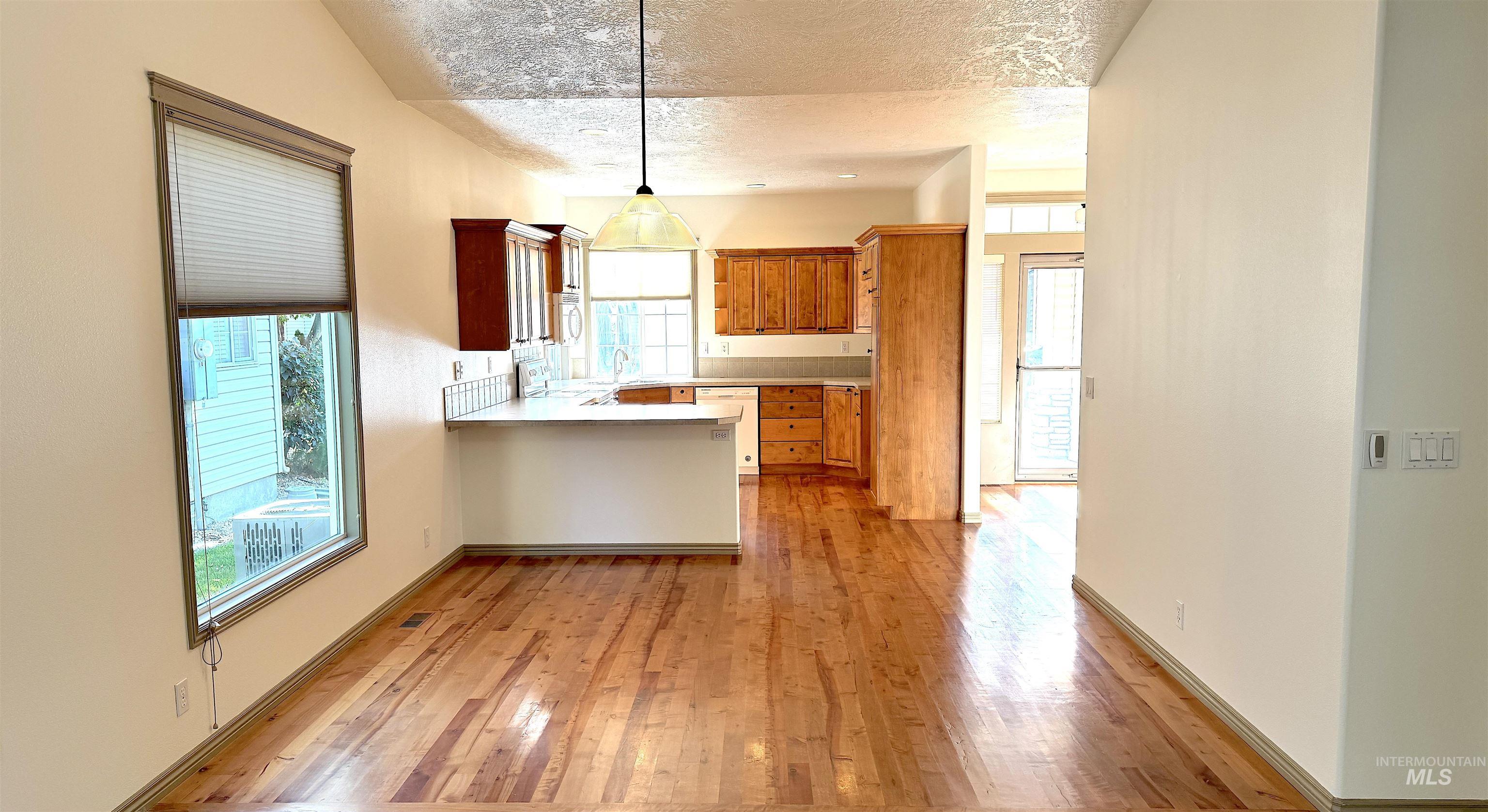 336 S Golden Eagle Lane, Eagle, Idaho 83616, 2 Bedrooms, 2 Bathrooms, Residential For Sale, Price $415,700,MLS 98960203