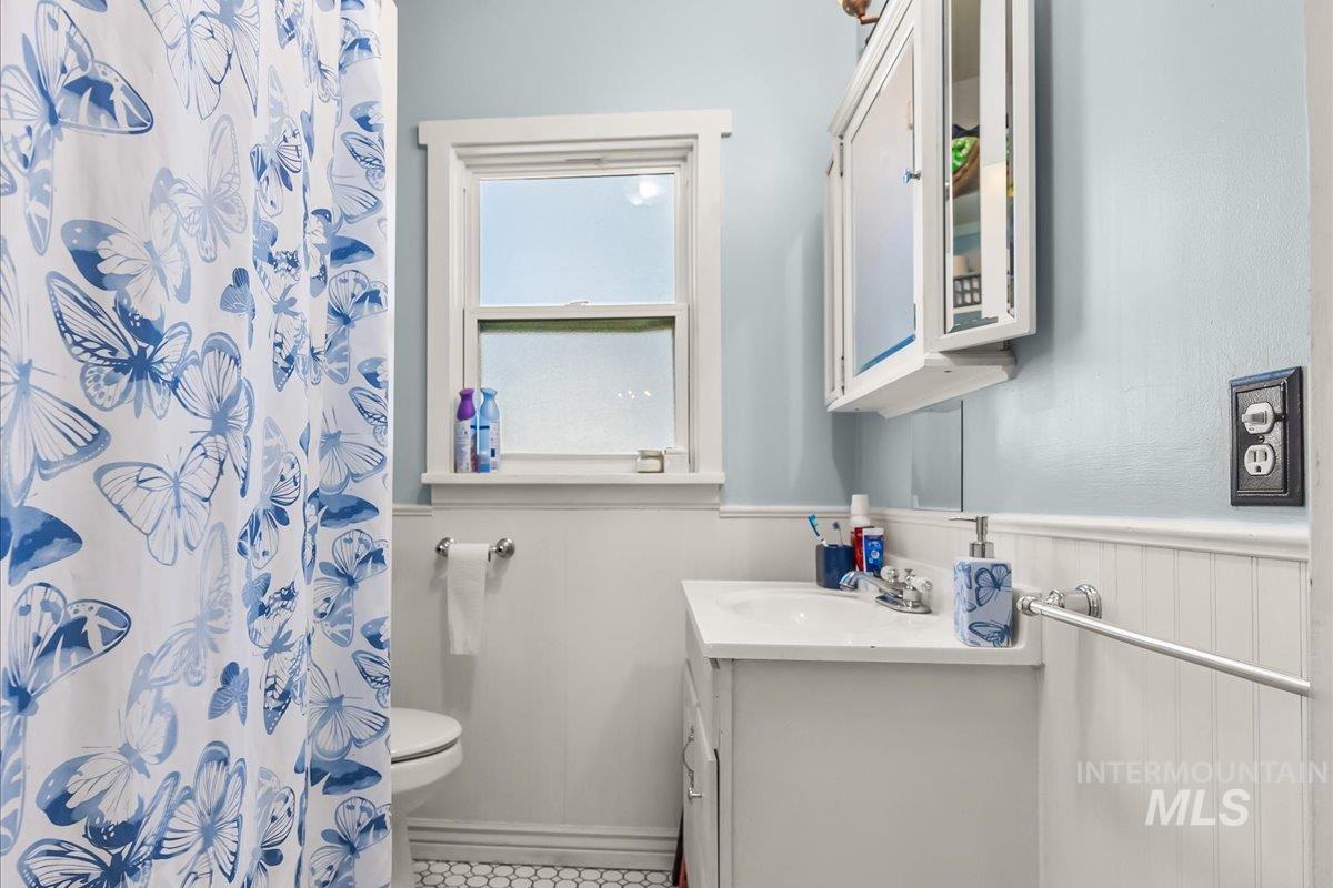 77 N Yale, Nampa, Idaho 83651, 6 Bedrooms, 2 Bathrooms, Residential For Sale, Price $479,800,MLS 98960302