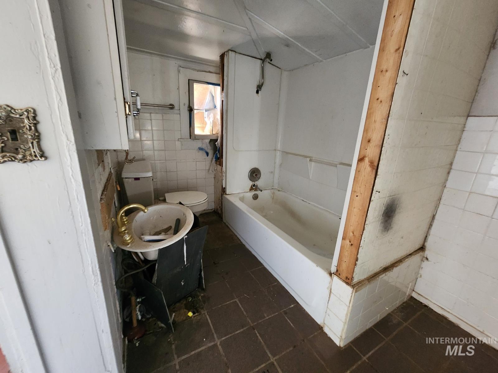 708 15th Avenue, Lewiston, Idaho 83501, 2 Bedrooms, 1 Bathroom, Residential For Sale, Price $114,900,MLS 98960333