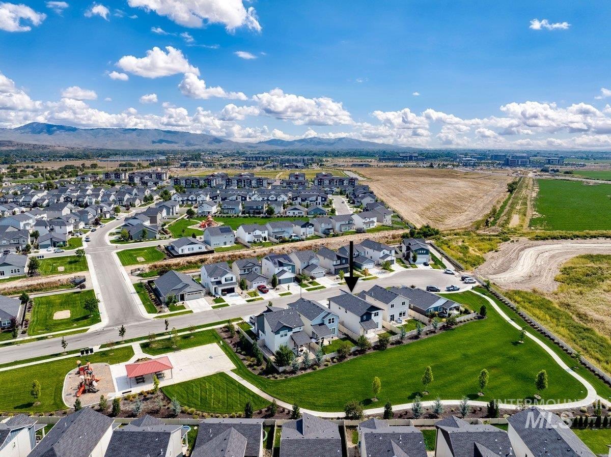 339 S Sunset Point Way, Meridian, Idaho 83642, 4 Bedrooms, 2.5 Bathrooms, Residential For Sale, Price $469,000,MLS 98960661