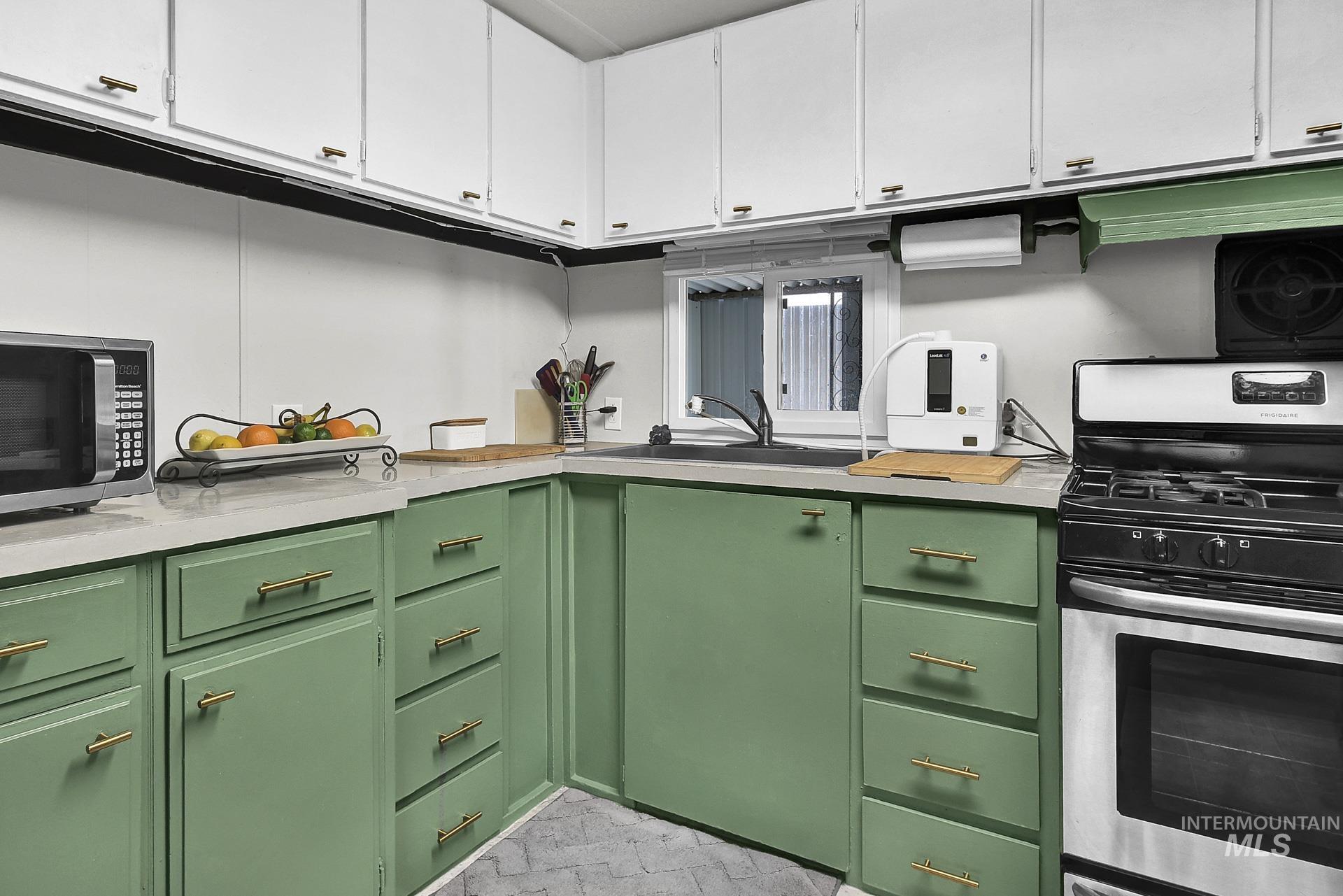 132 S Young Lane, Eagle, Idaho 83616, 2 Bedrooms, 1 Bathroom, Residential For Sale, Price $97,900,MLS 98960859