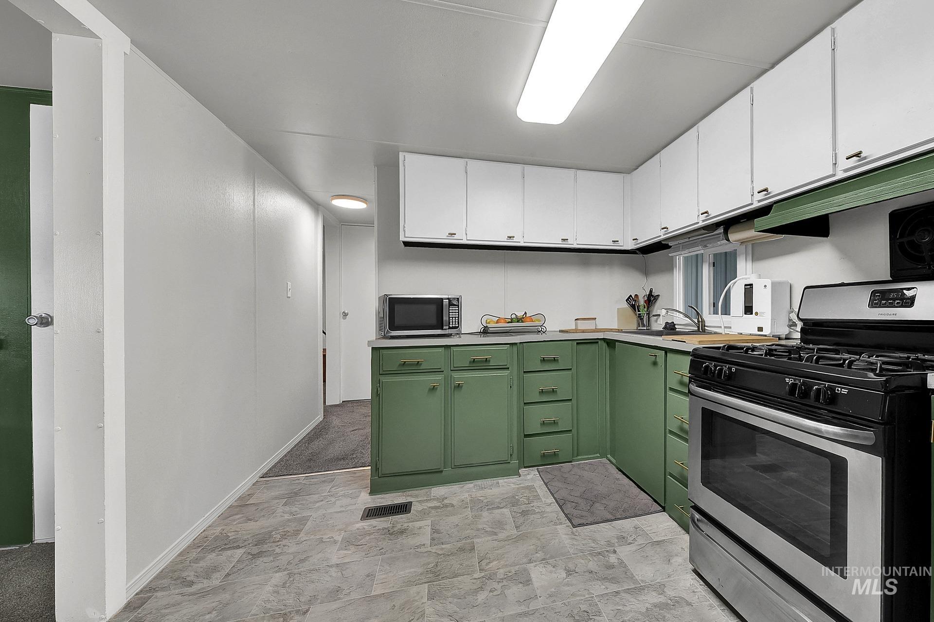 132 S Young Lane, Eagle, Idaho 83616, 2 Bedrooms, 1 Bathroom, Residential For Sale, Price $97,900,MLS 98960859