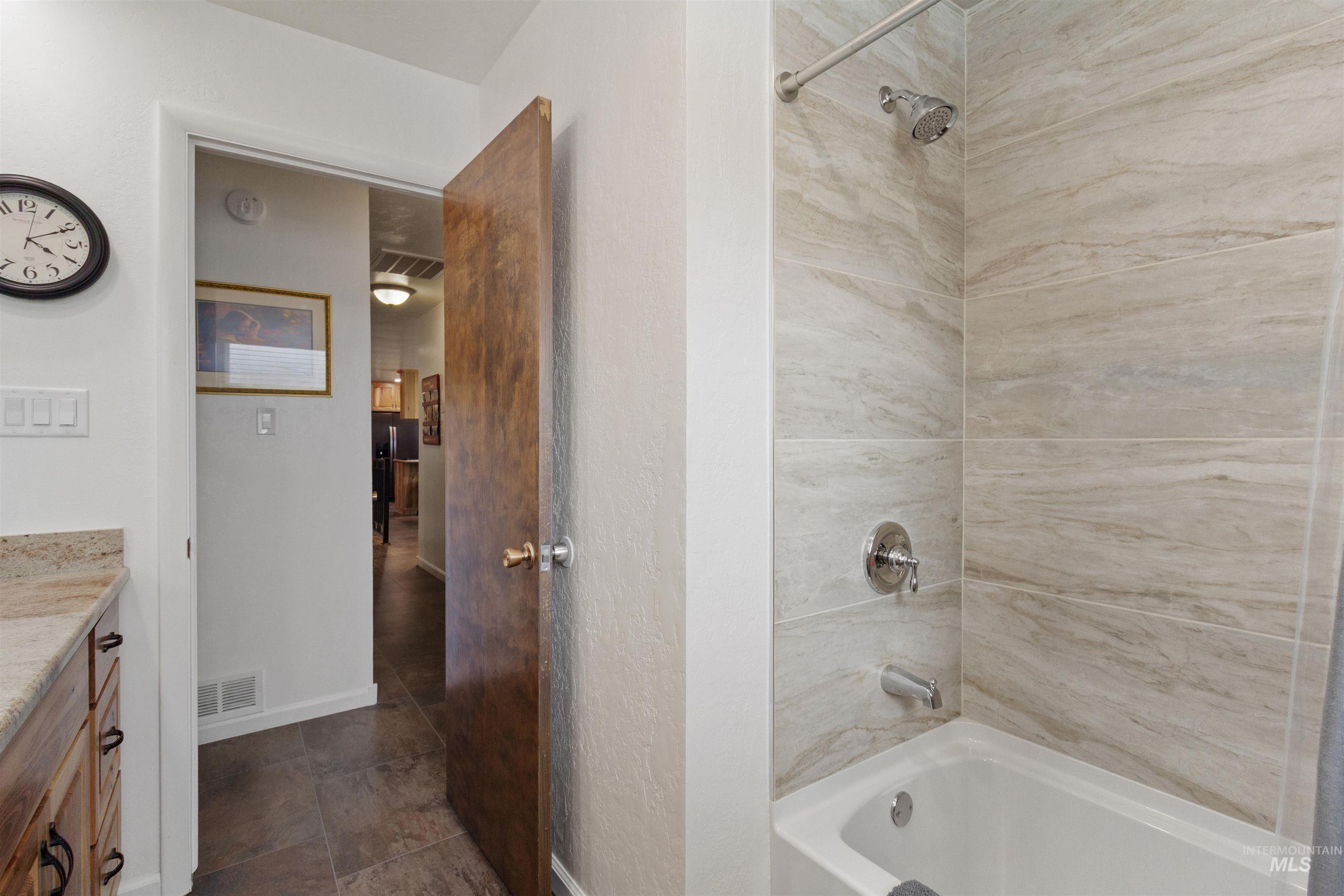 675 Mountain View Dr, Twin Falls, Idaho 83301-4321, 4 Bedrooms, 3 Bathrooms, Residential For Sale, Price $483,900, 98960861