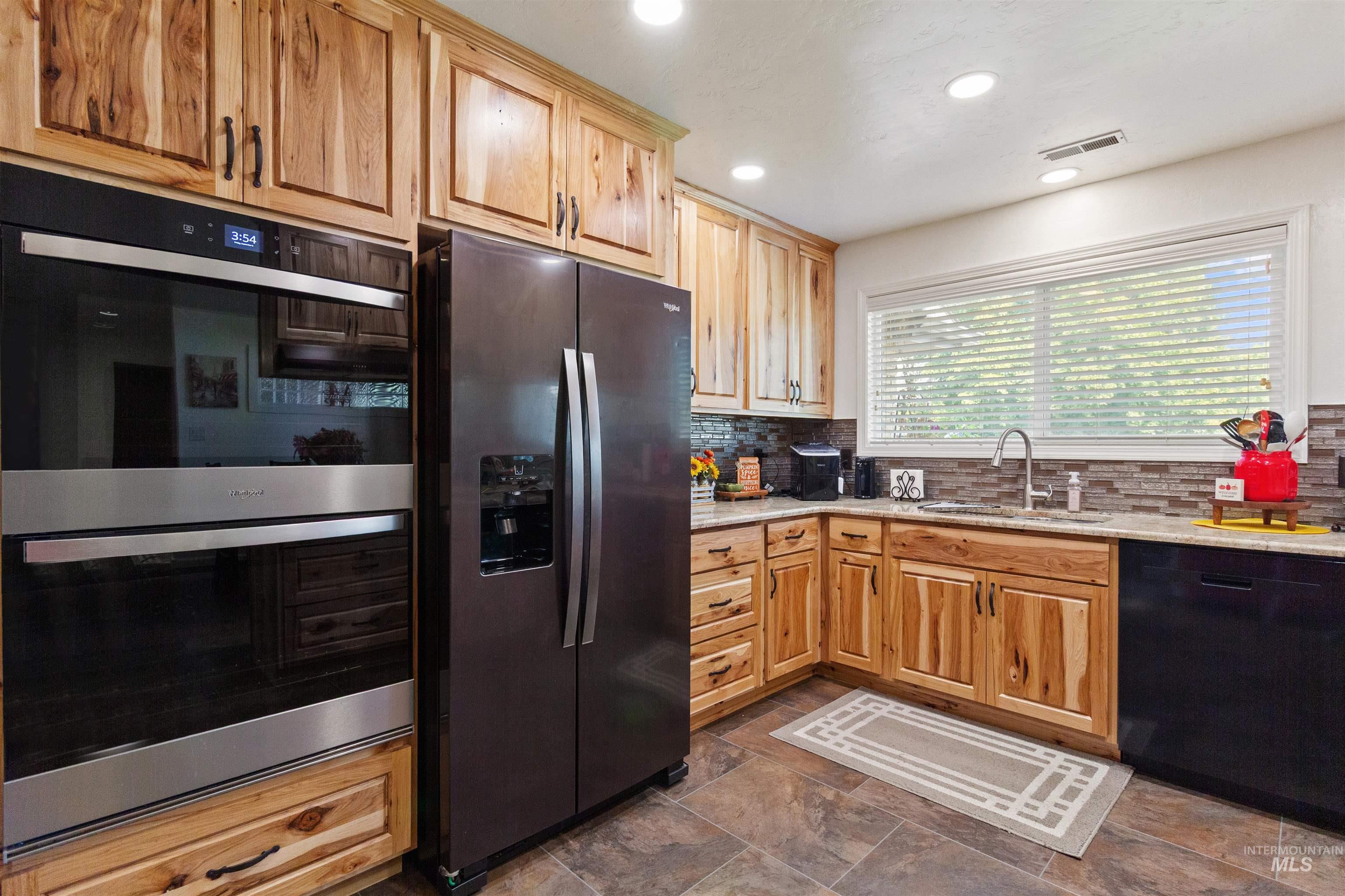 675 Mountain View Dr, Twin Falls, Idaho 83301-4321, 3 Bedrooms, 3 Bathrooms, Residential For Sale, Price $483,900, 98960861