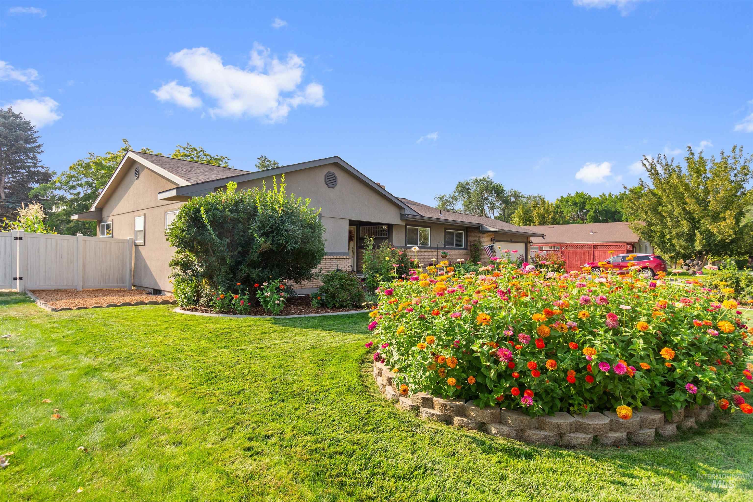 675 Mountain View Dr, Twin Falls, Idaho 83301-4321, 4 Bedrooms, 3 Bathrooms, Residential For Sale, Price $483,900, 98960861