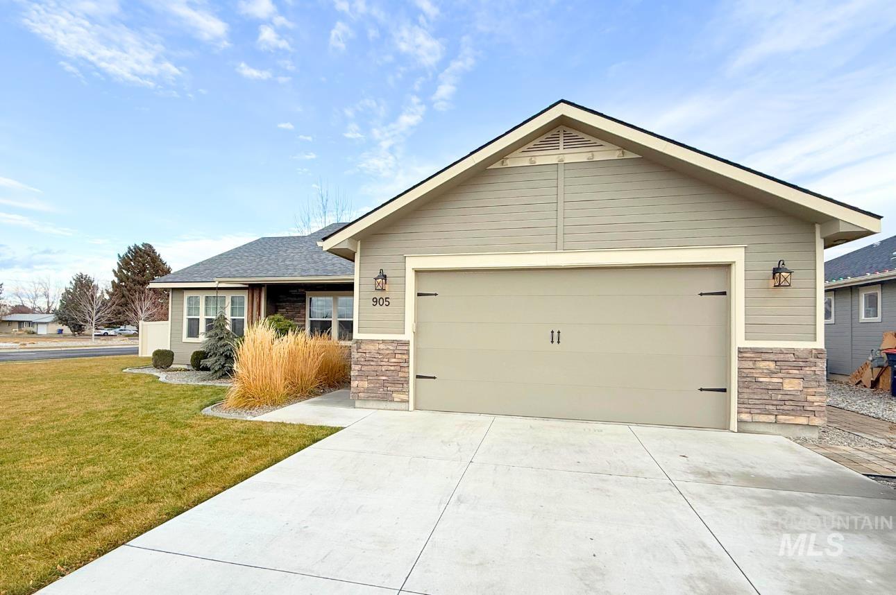 905 Birchton Loop, Twin Falls, Idaho 83301, 3 Bedrooms, 2.5 Bathrooms, Residential For Sale, Price $445,000,MLS 98960944