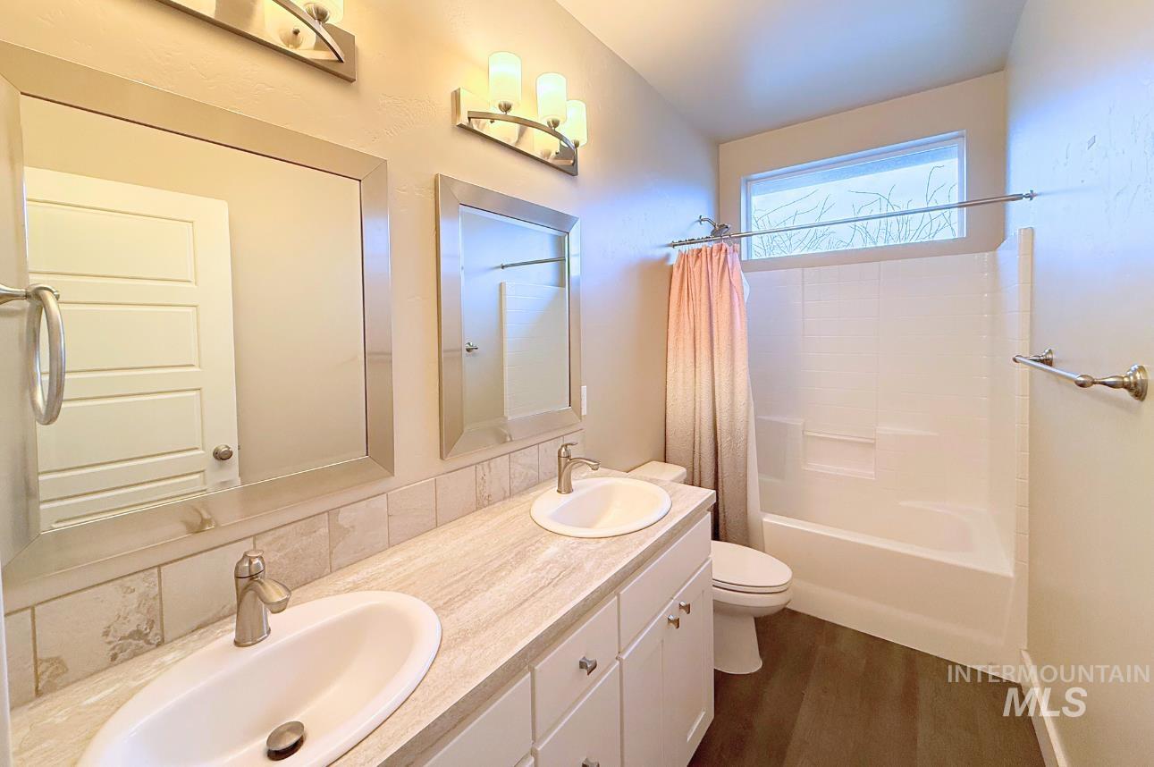 905 Birchton Loop, Twin Falls, Idaho 83301, 3 Bedrooms, 2.5 Bathrooms, Residential For Sale, Price $445,000,MLS 98960944