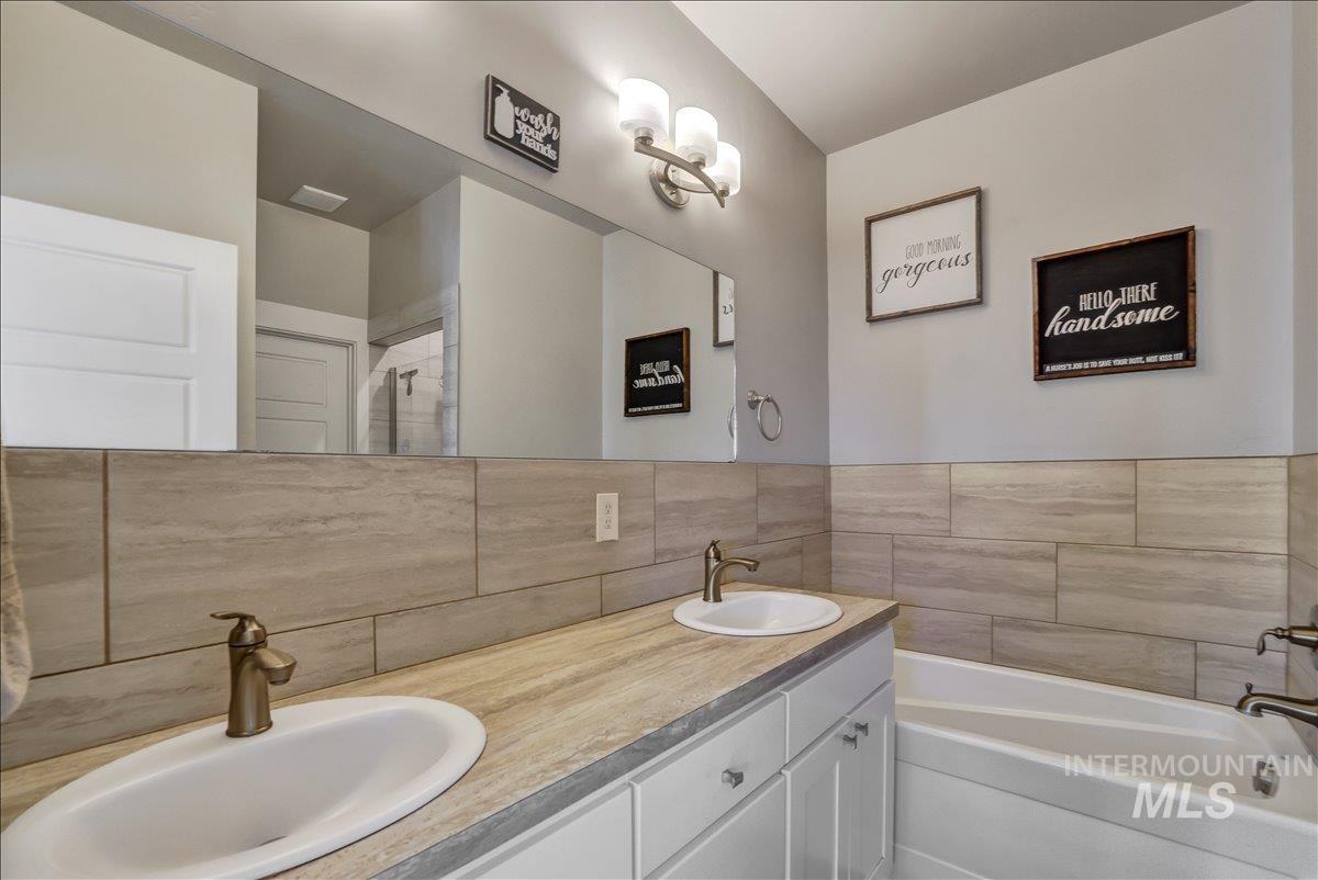 905 Birchton Loop, Twin Falls, Idaho 83301, 3 Bedrooms, 2.5 Bathrooms, Residential For Sale, Price $419,900, 98960944