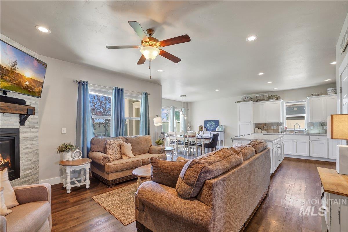 905 Birchton Loop, Twin Falls, Idaho 83301, 3 Bedrooms, 2.5 Bathrooms, Residential For Sale, Price $419,900, 98960944