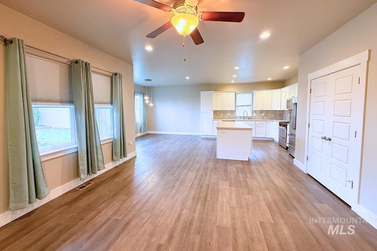 905 Birchton Loop, Twin Falls, Idaho 83301, 3 Bedrooms, 2.5 Bathrooms, Residential For Sale, Price $445,000,MLS 98960944