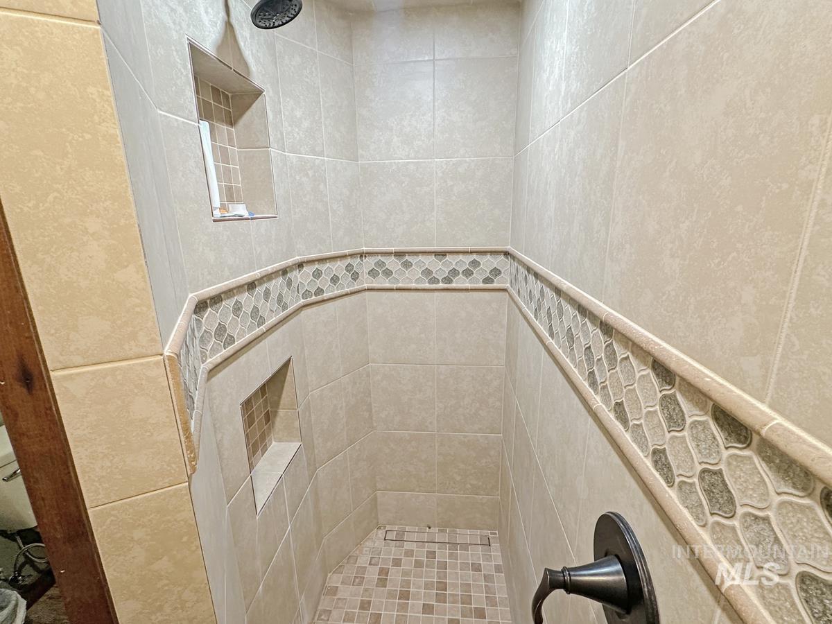 109 Par Drive, Cascade, Idaho 83611, 3 Bedrooms, 2 Bathrooms, Residential For Sale, Price $714,000,MLS 98961004