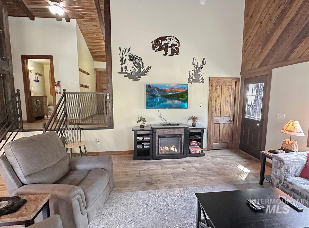 109 Par Drive, Cascade, Idaho 83611, 3 Bedrooms, 2 Bathrooms, Residential For Sale, Price $714,000,MLS 98961004