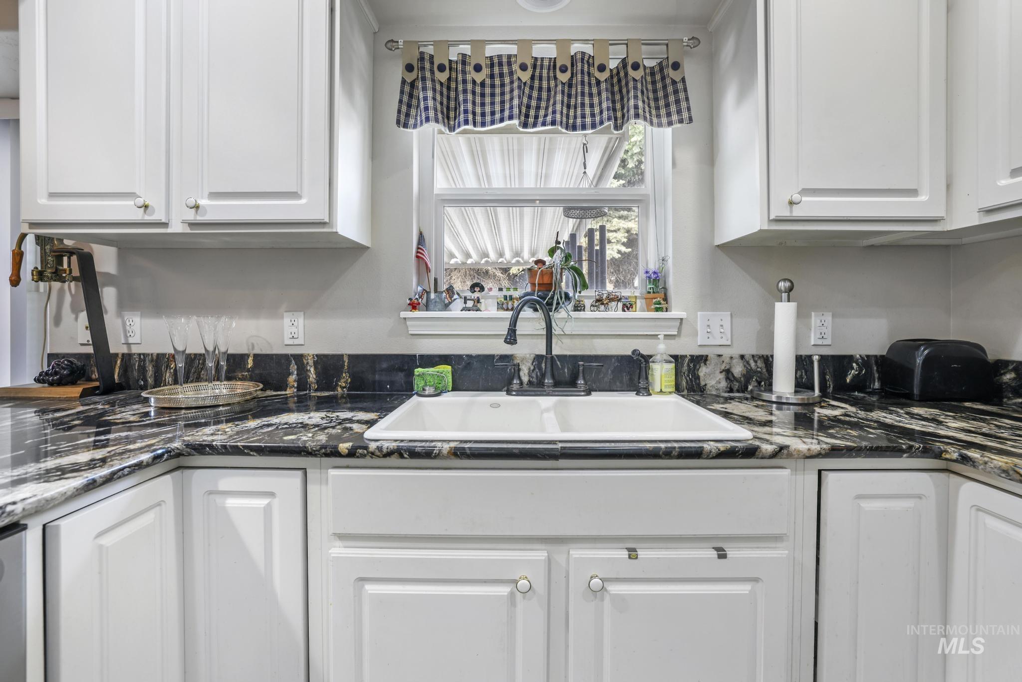 265 Cedar Park Cir, Twin Falls, Idaho 83301, 3 Bedrooms, 2 Bathrooms, Residential For Sale, Price $388,000,MLS 98961006