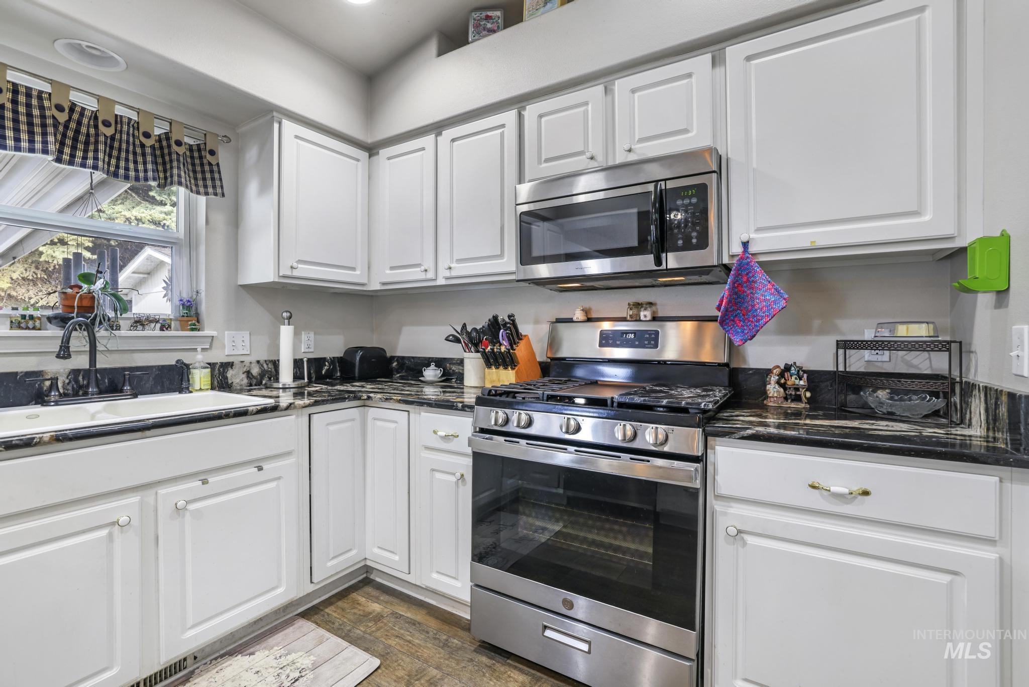 265 Cedar Park Cir, Twin Falls, Idaho 83301, 3 Bedrooms, 2 Bathrooms, Residential For Sale, Price $388,000,MLS 98961006