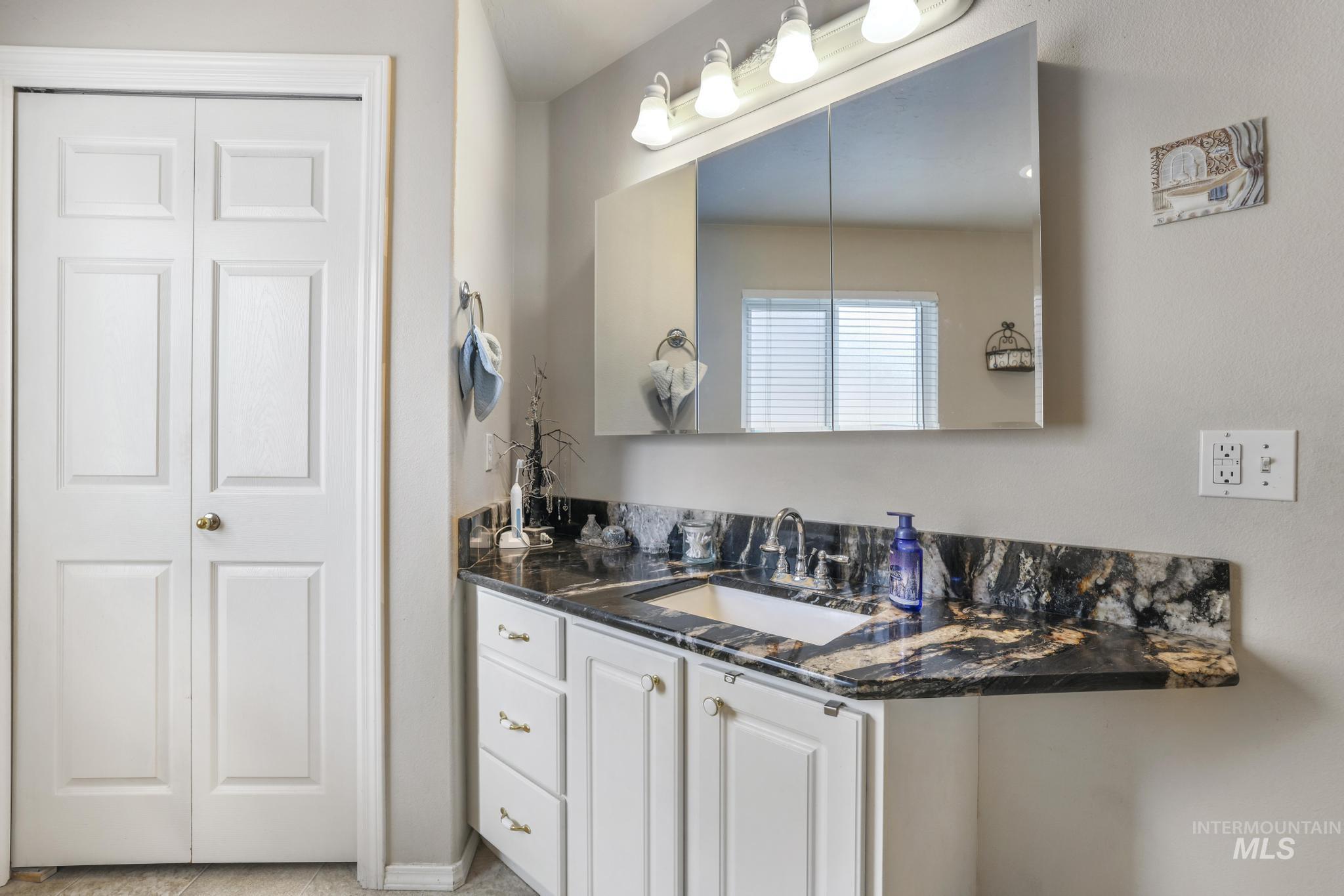 265 Cedar Park Cir, Twin Falls, Idaho 83301, 3 Bedrooms, 2 Bathrooms, Residential For Sale, Price $388,000,MLS 98961006