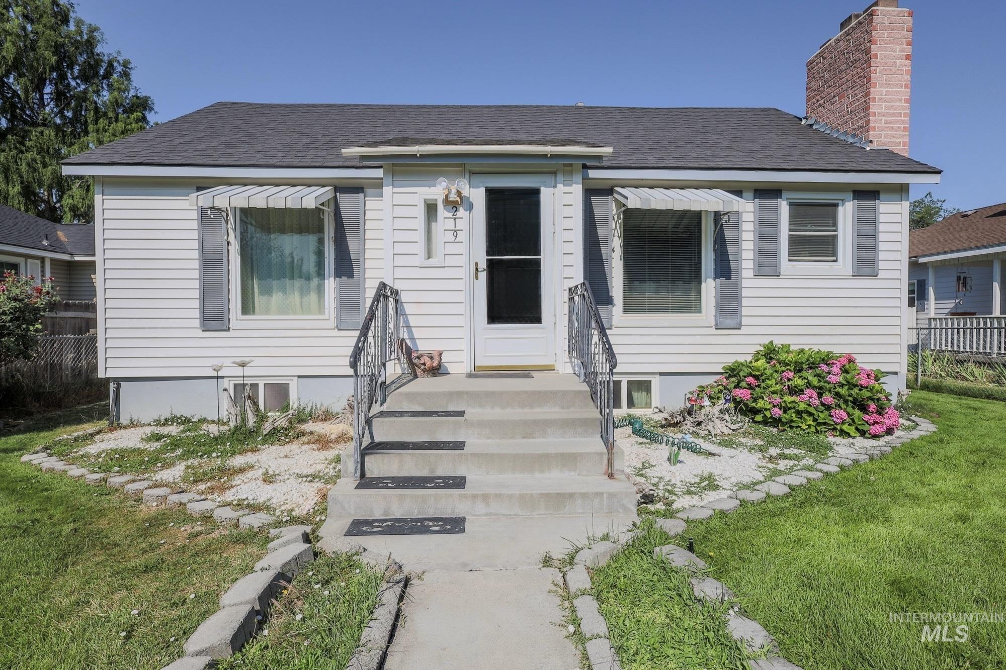 219 S Locust St, Nampa, Idaho 83686, 3 Bedrooms, 1 Bathroom, Residential For Sale, Price $329,000,MLS 98961100