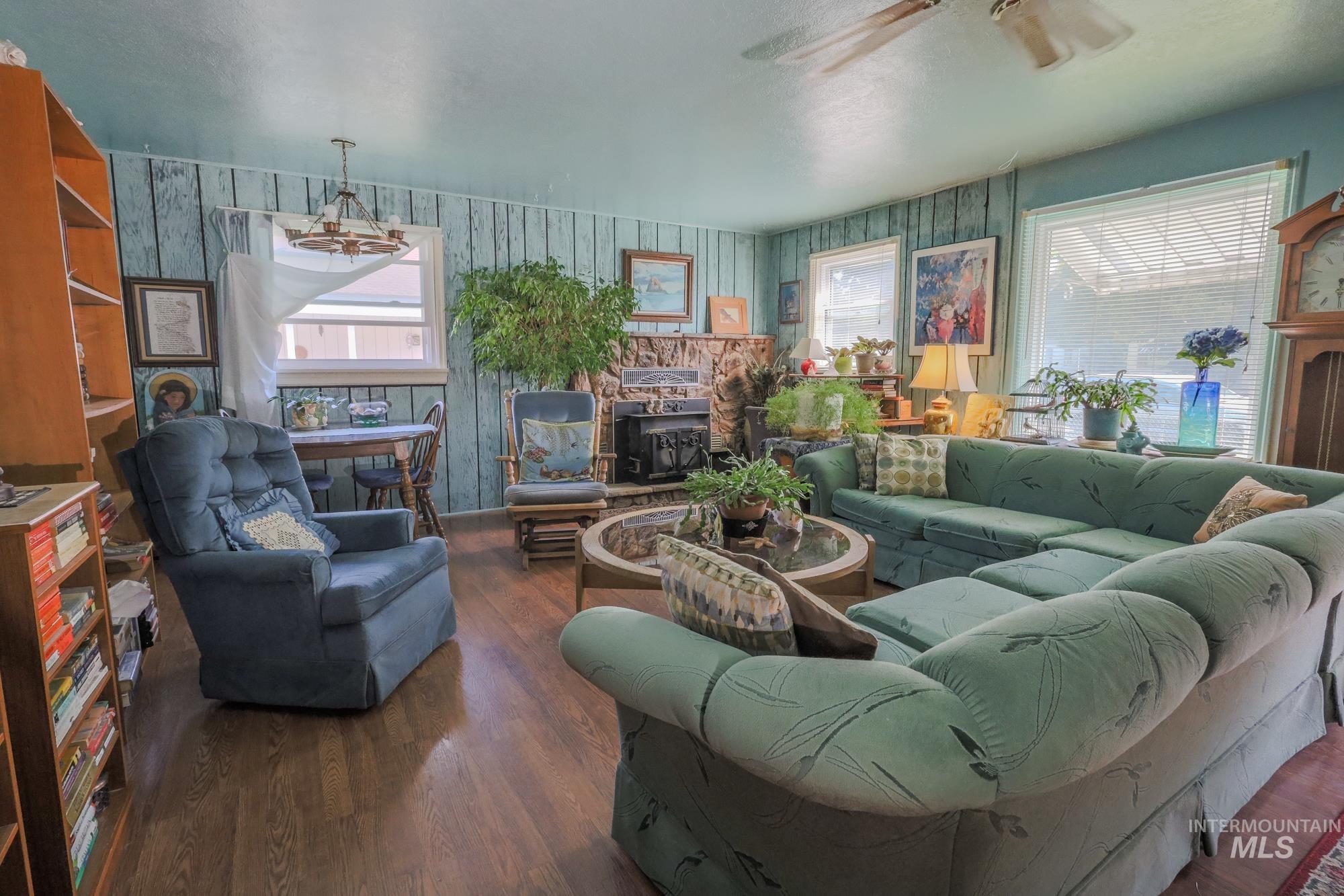 219 S Locust St, Nampa, Idaho 83686, 3 Bedrooms, 1 Bathroom, Residential For Sale, Price $329,000,MLS 98961100