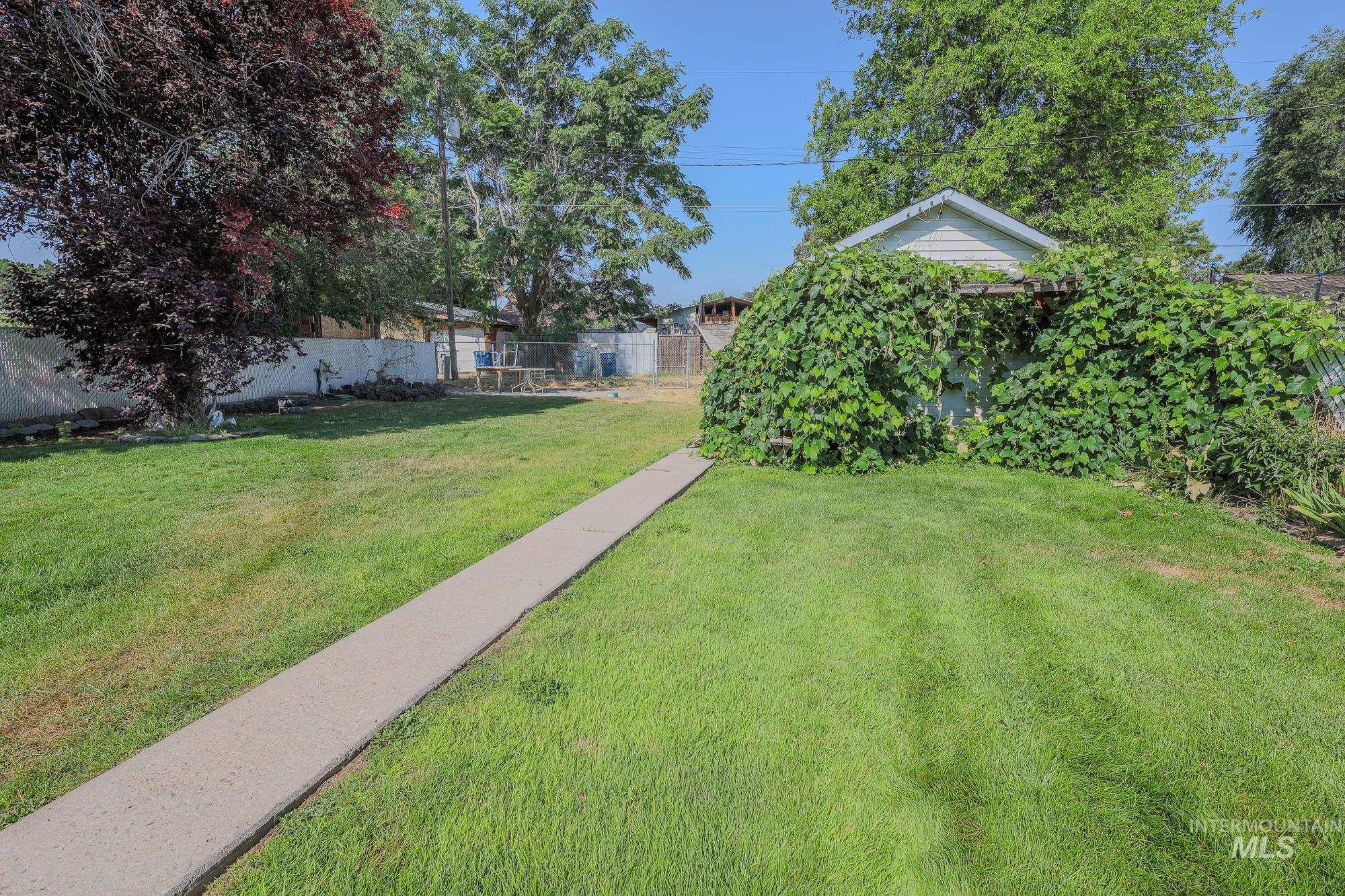 219 S Locust St, Nampa, Idaho 83686, 3 Bedrooms, 1 Bathroom, Residential For Sale, Price $329,000,MLS 98961100