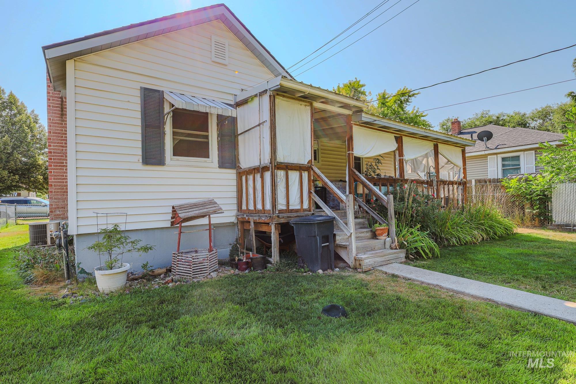 219 S Locust St, Nampa, Idaho 83686, 3 Bedrooms, 1 Bathroom, Residential For Sale, Price $329,000,MLS 98961100