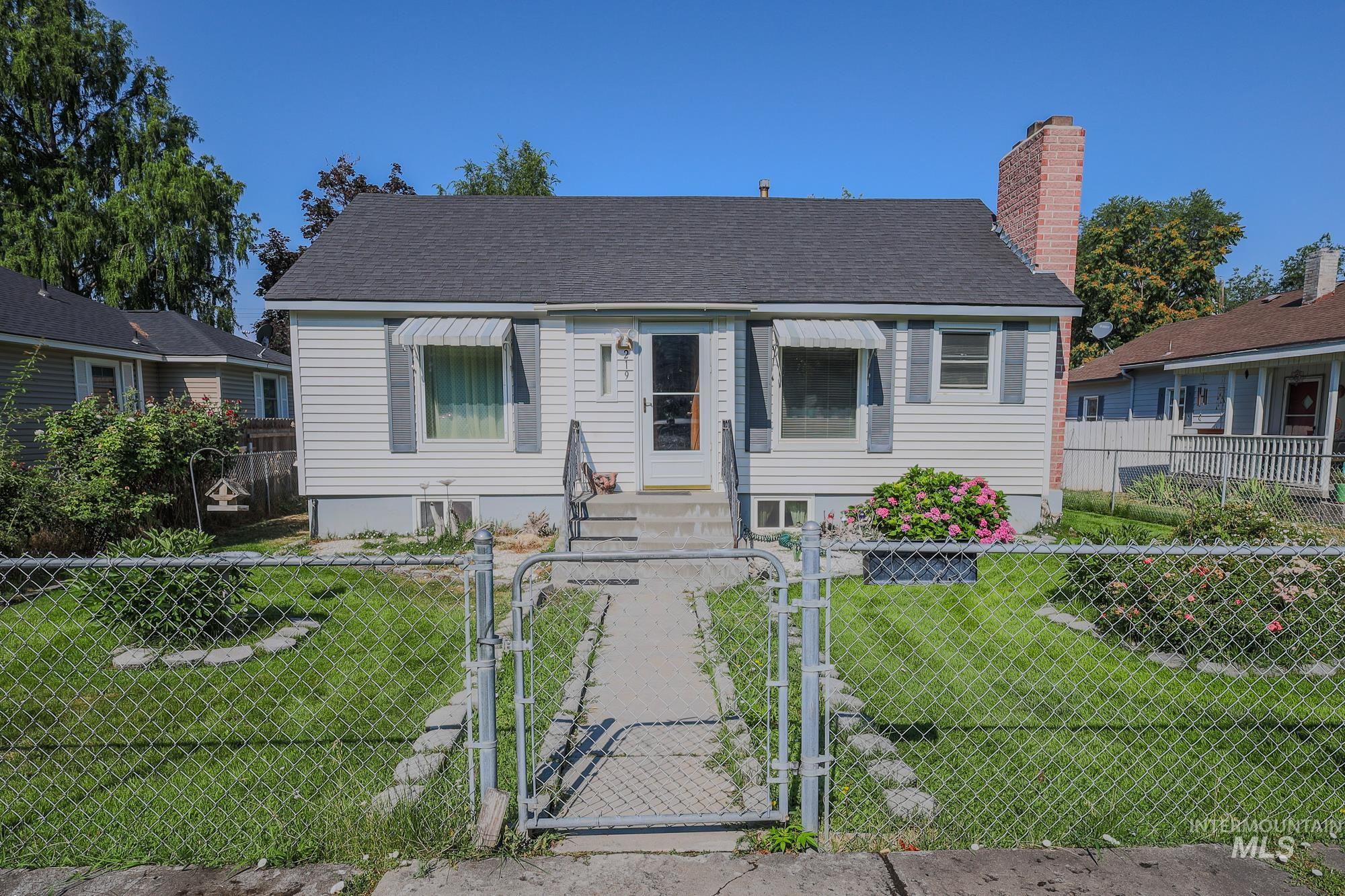 219 S Locust St, Nampa, Idaho 83686, 3 Bedrooms, 1 Bathroom, Residential For Sale, Price $329,000,MLS 98961100