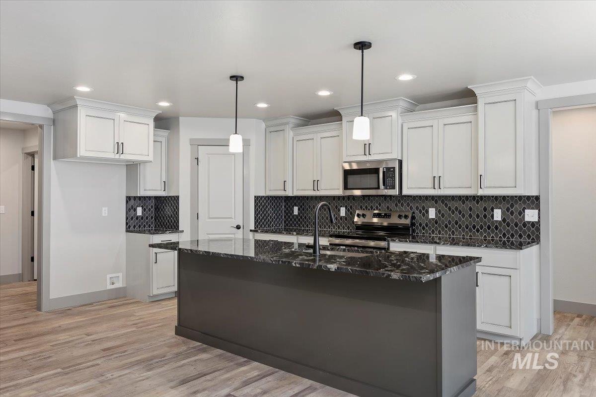 1304 20th Ave E, Jerome, Idaho 83338, 4 Bedrooms, 2.5 Bathrooms, Residential For Sale, Price $430,000,MLS 98961198