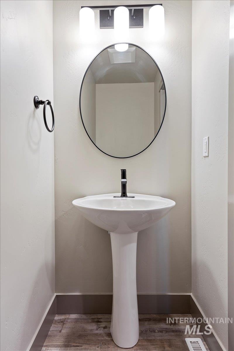 1304 20th Ave E, Jerome, Idaho 83338, 4 Bedrooms, 2.5 Bathrooms, Residential For Sale, Price $430,000,MLS 98961198