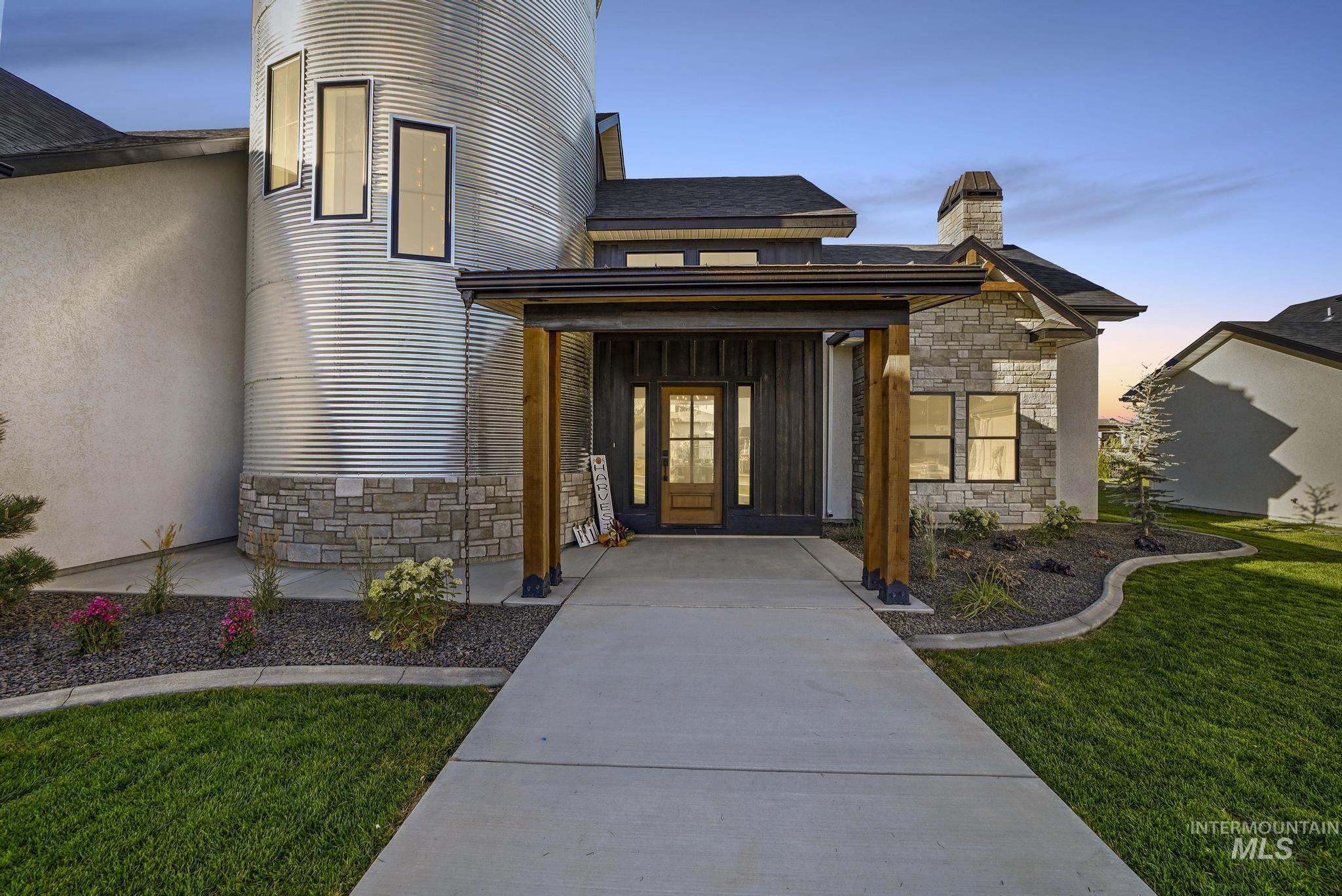 1580 Clear Creek Loop, Twin Falls, Idaho 83301, 3 Bedrooms, 2.5 Bathrooms, Residential For Sale, Price $938,000,MLS 98961202