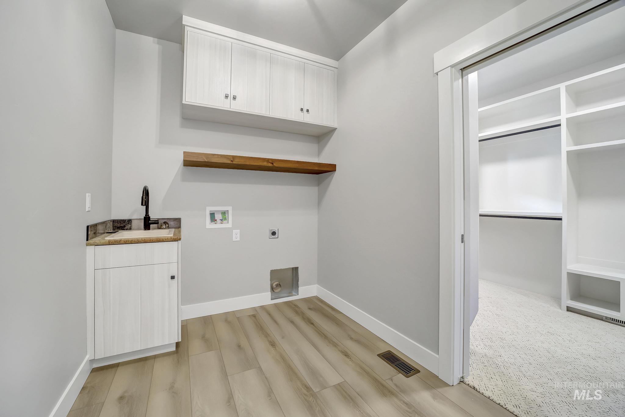 1580 Clear Creek Loop, Twin Falls, Idaho 83301, 3 Bedrooms, 2.5 Bathrooms, Residential For Sale, Price $938,000,MLS 98961202