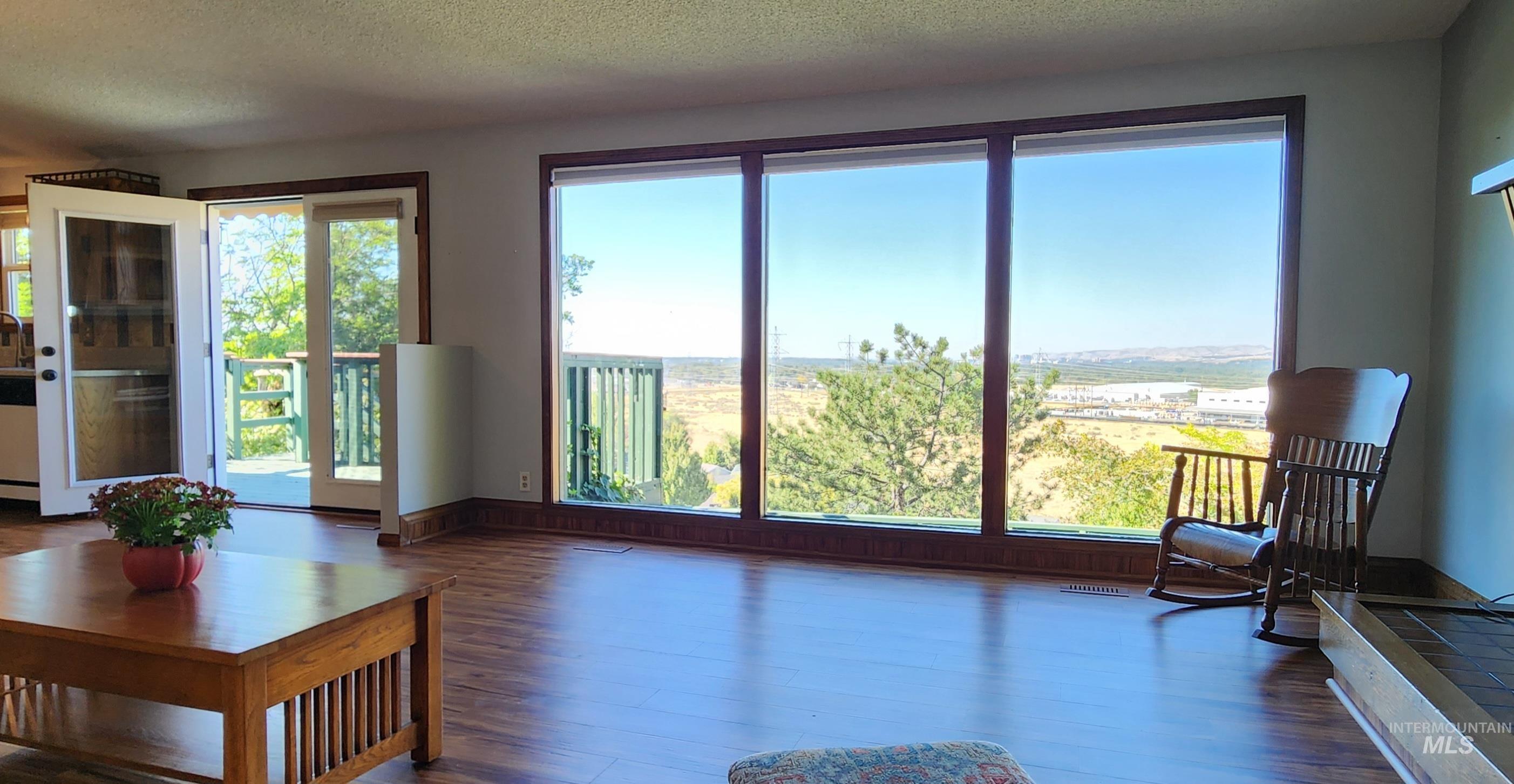 3082 E Sweetwater Dr, Boise, Idaho 83716, 5 Bedrooms, 2 Bathrooms, Residential For Sale, Price $664,000,MLS 98961284