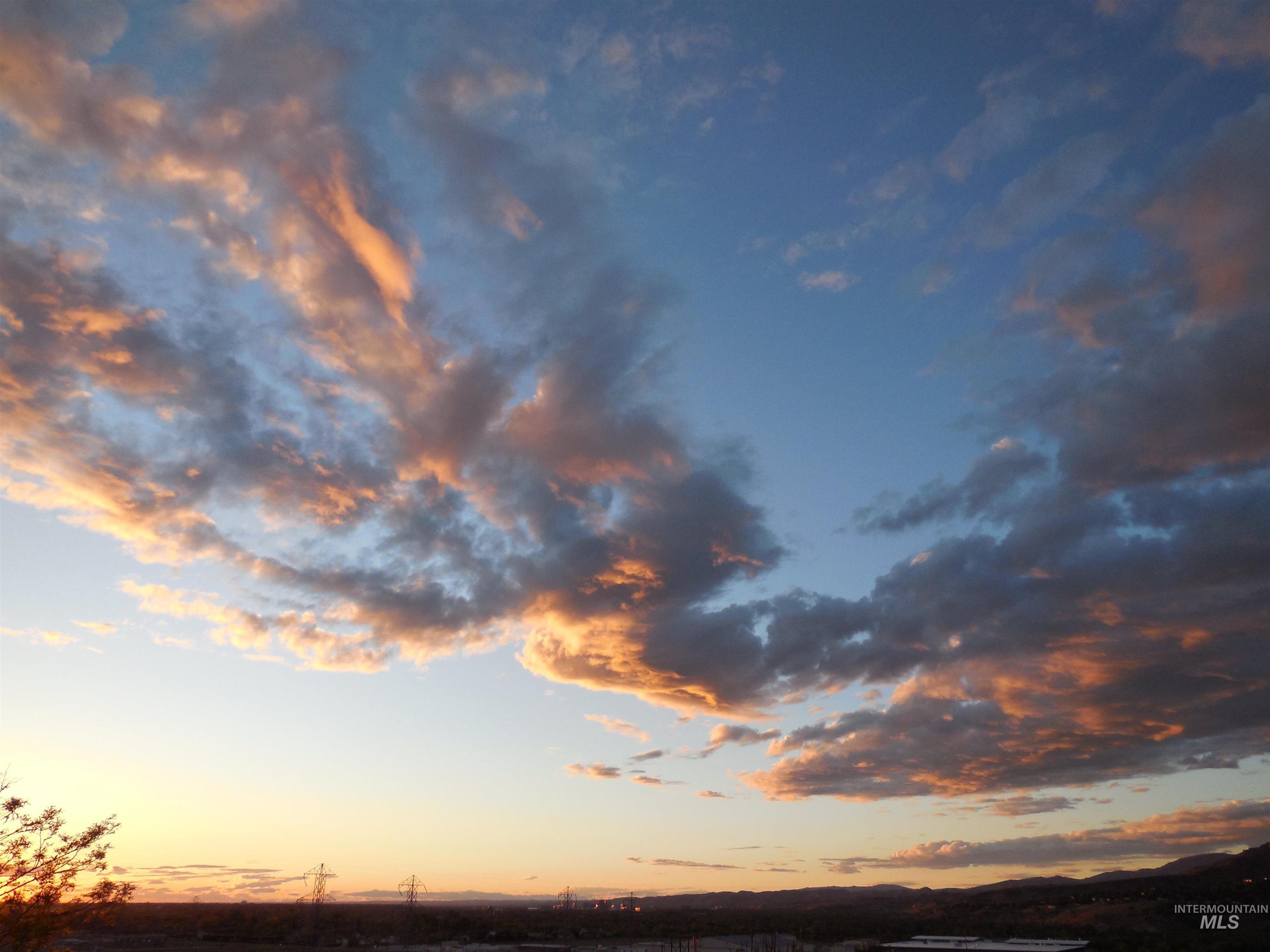 3082 E Sweetwater Dr, Boise, Idaho 83716, 5 Bedrooms, 2 Bathrooms, Residential For Sale, Price $664,000,MLS 98961284