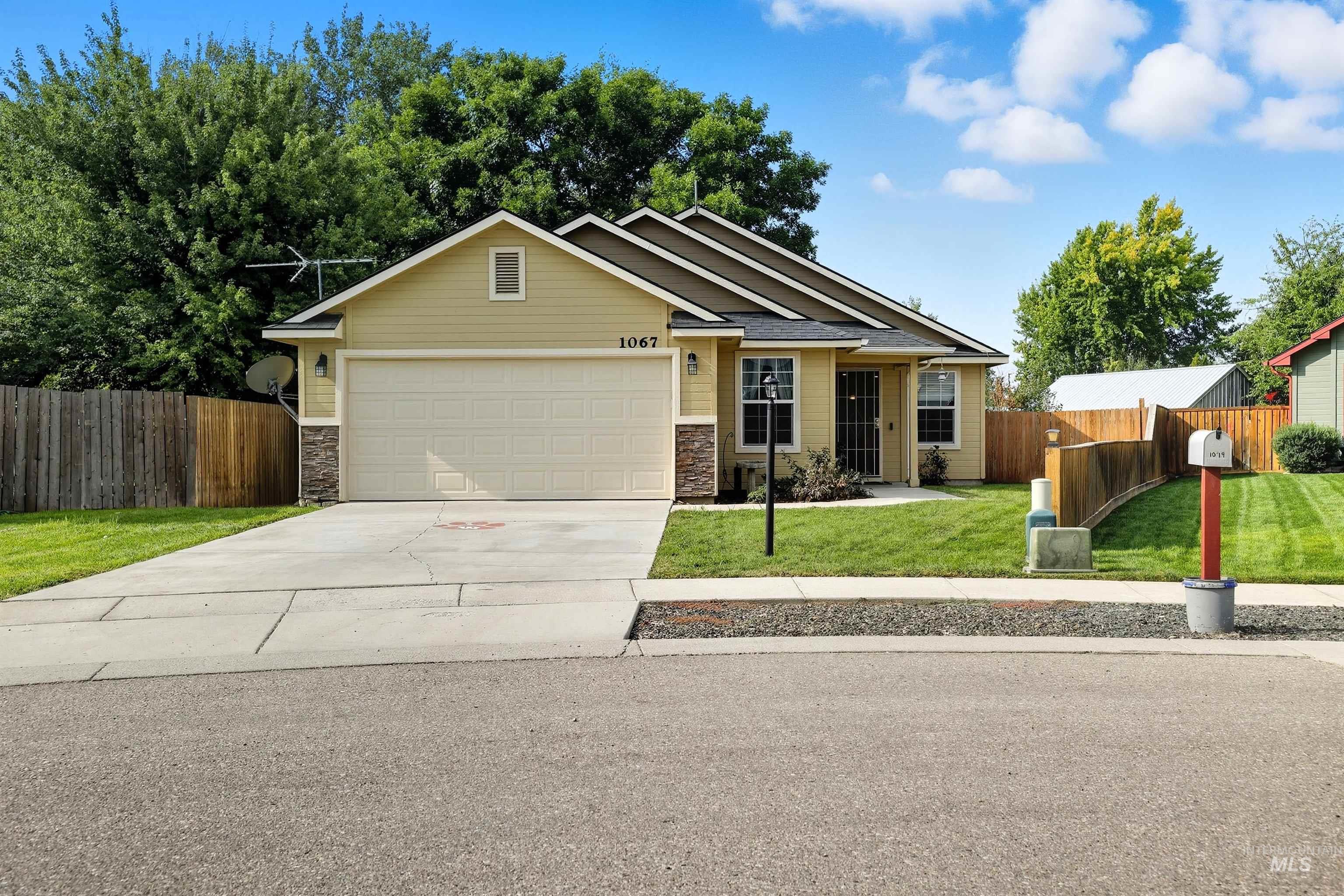 1067 W Butterfield Ave, Weiser, Idaho 83672-4701, 3 Bedrooms, 2 Bathrooms, Residential For Sale, Price $339,477,MLS 98961369