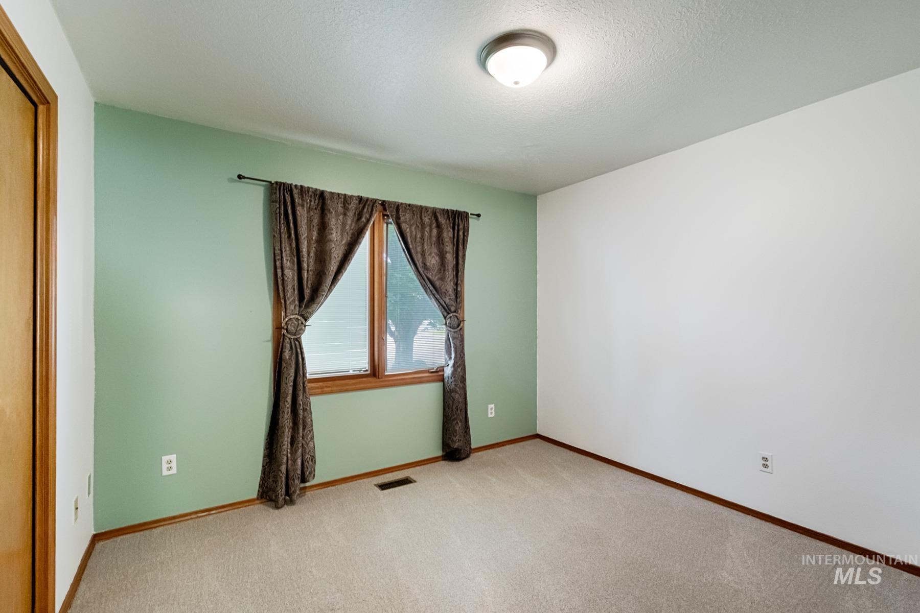 1276 N Cambrick Dr, Kuna, Idaho 83634, 6 Bedrooms, 4 Bathrooms, Residential For Sale, Price $669,000,MLS 98961416