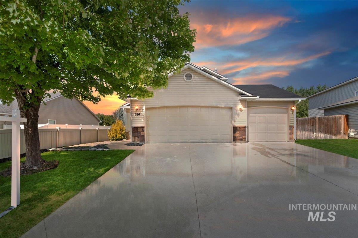 994 N Gray Cloud, Meridian, Idaho 83642, 4 Bedrooms, 2.5 Bathrooms, Residential For Sale, Price $459,900,MLS 98961440