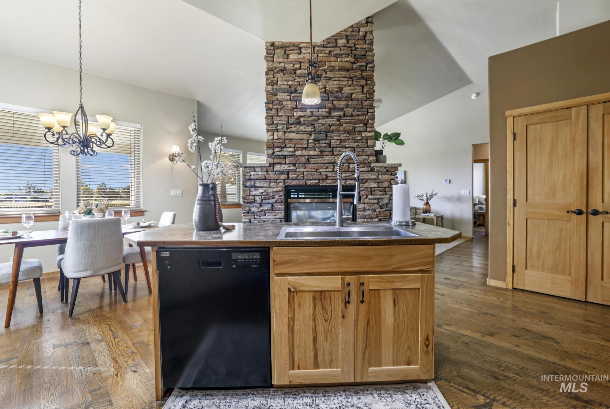 205 Edwards, Twin Falls, Idaho 83301, 3 Bedrooms, 3 Bathrooms, Residential For Sale, Price $554,900,MLS 98961489